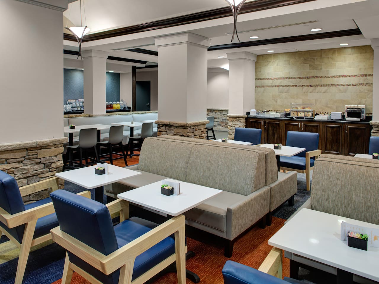 H Bar and common area seating for dining at Hyatt House Sterling / Dulles Airport – North