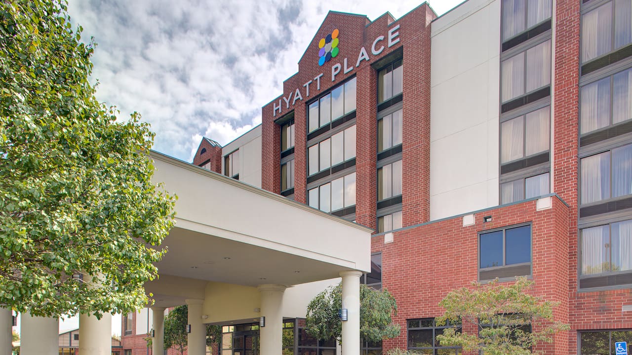 Exterior image of Hyatt Place Pittsburgh Airport 