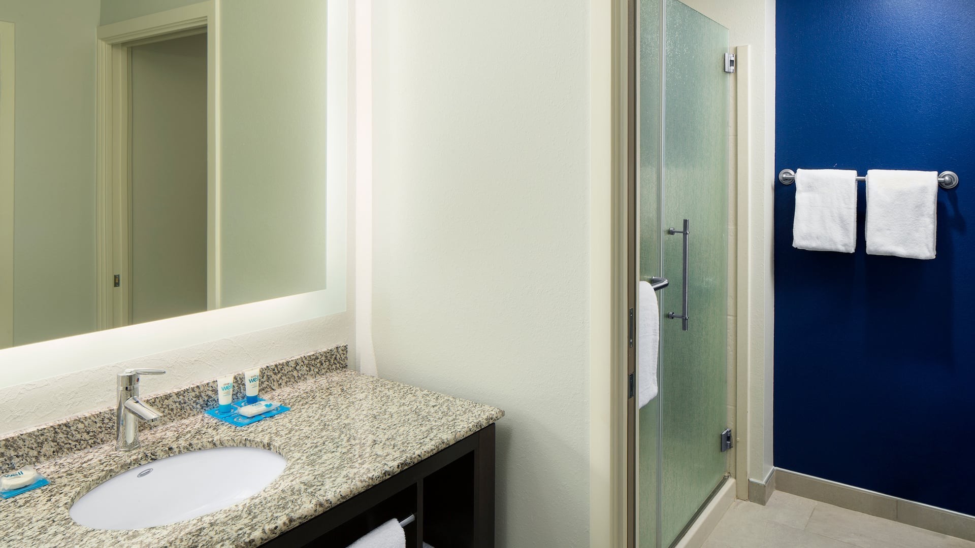 2 de 2 Hyatt House Charlotte/Center City Guest Room Bathroom