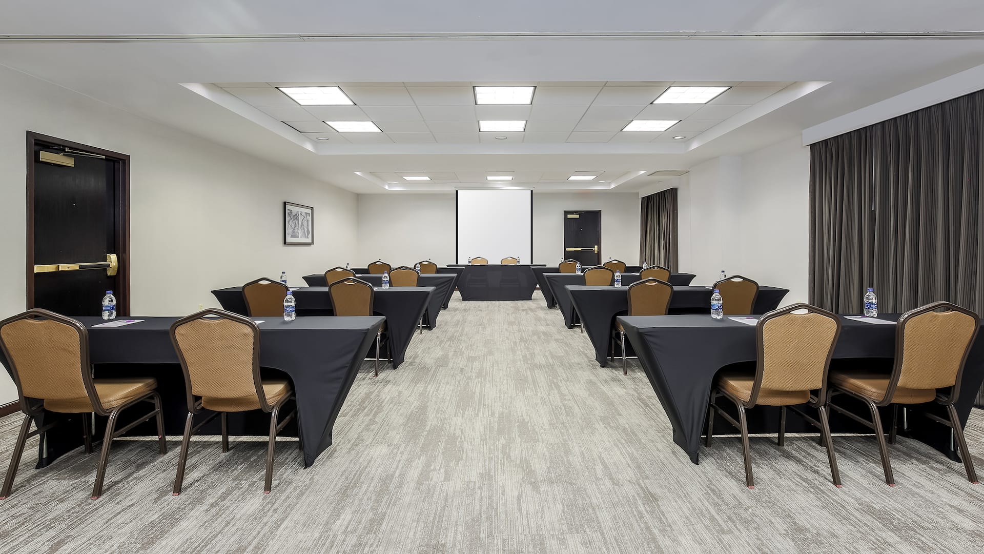 Hyatt Place Meeting Table Set-up