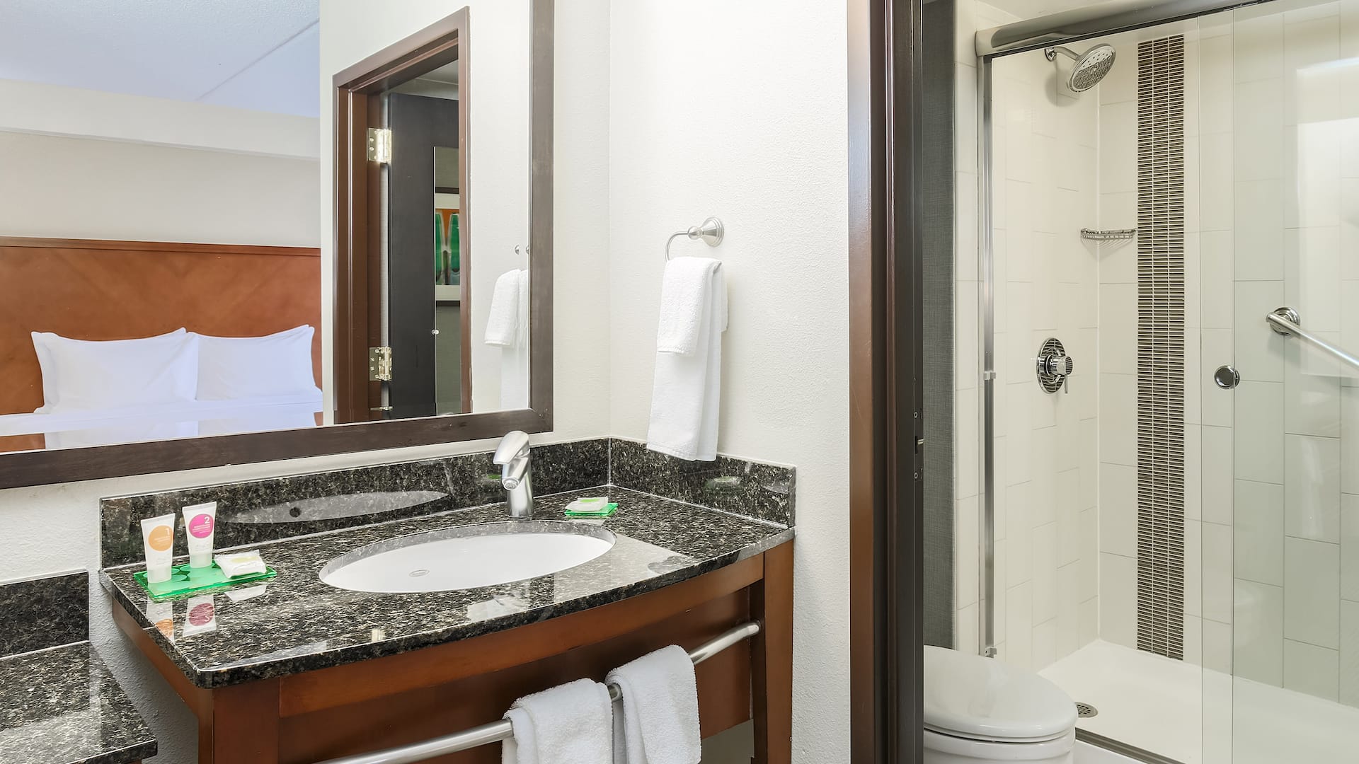 2 de 2 Hyatt Place Dallas/Grapevine King Bathroom