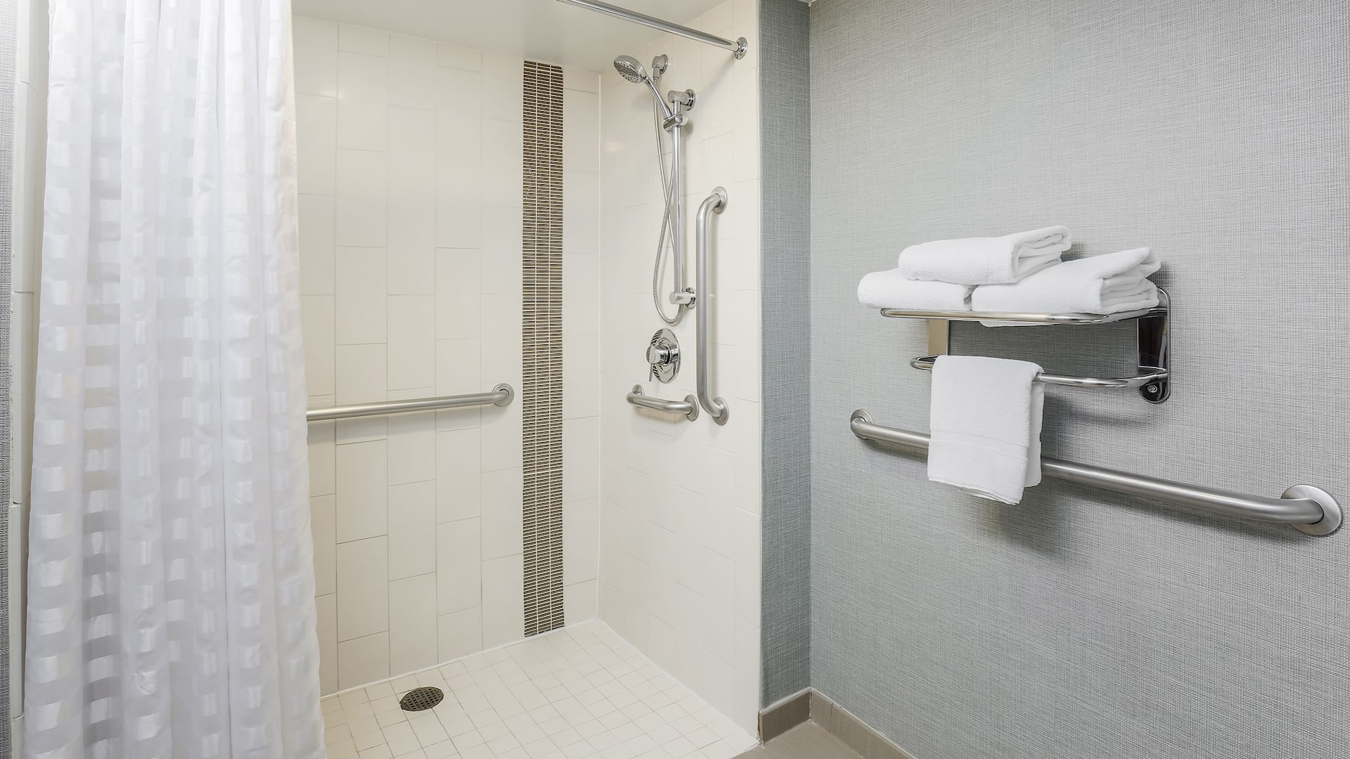 2 de 2 Hyatt Place Dallas/Grapevine King Accesible Shower