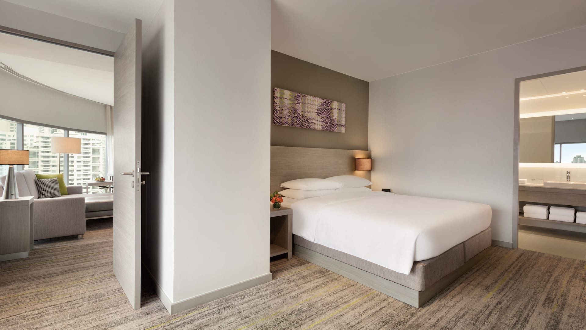 2/5 Hyatt Place Bangkok Sukhumvit King Suite Bedroom