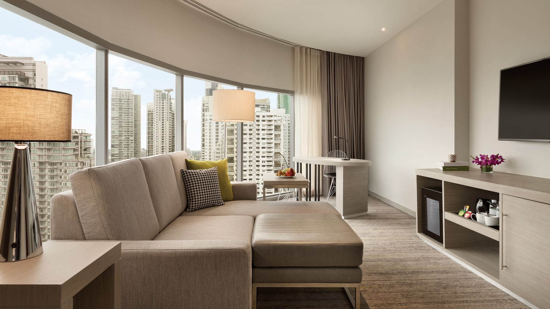 3/5 Hyatt Place Bangkok Sukhumvit King Suite Living