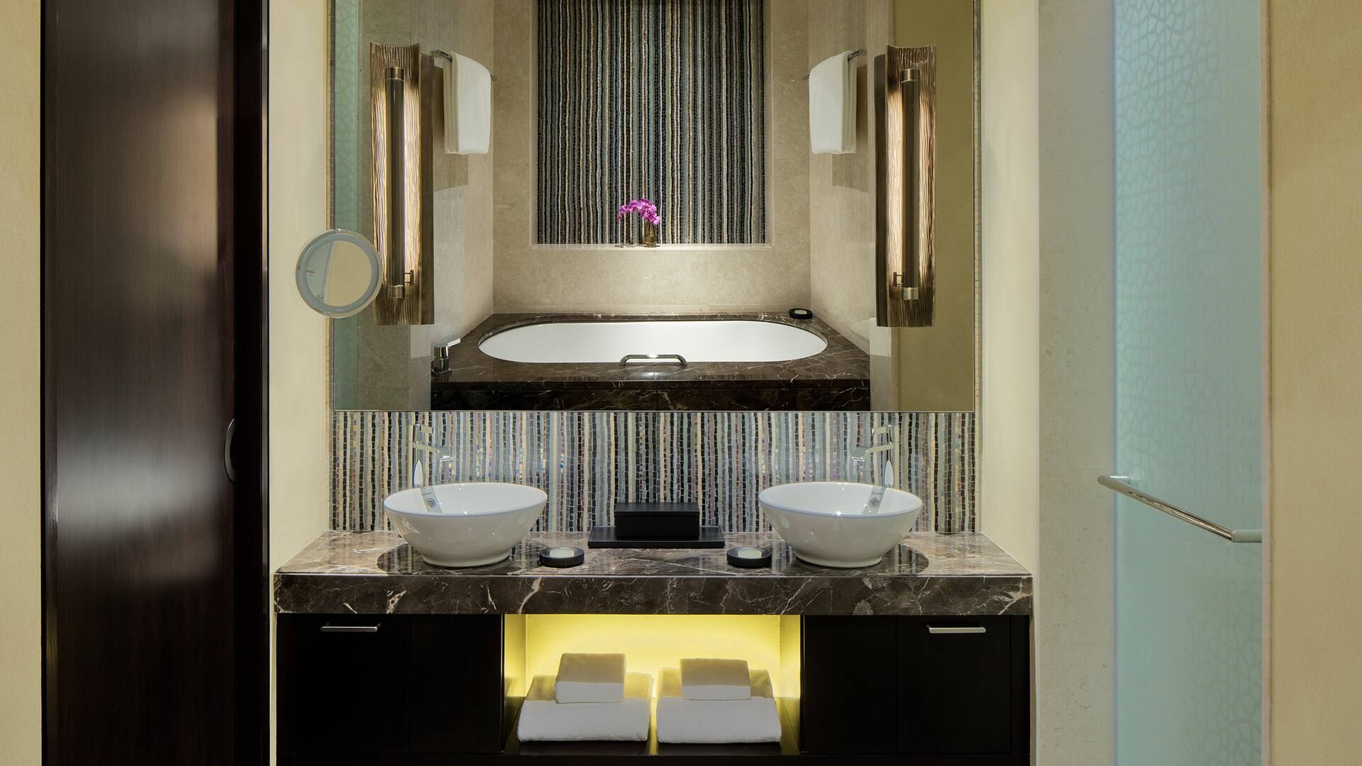 2 من 5 Bathroom mirror with wash basin