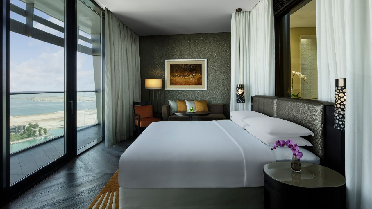 5 Star Hotel Rooms Suites In Abu Dhabi Grand Hyatt King Bed With View