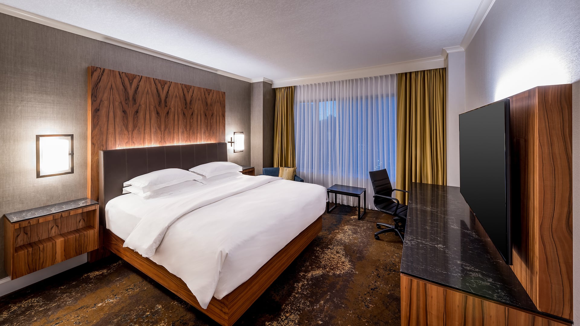1 of 4 Hyatt Regency Calgary King Night