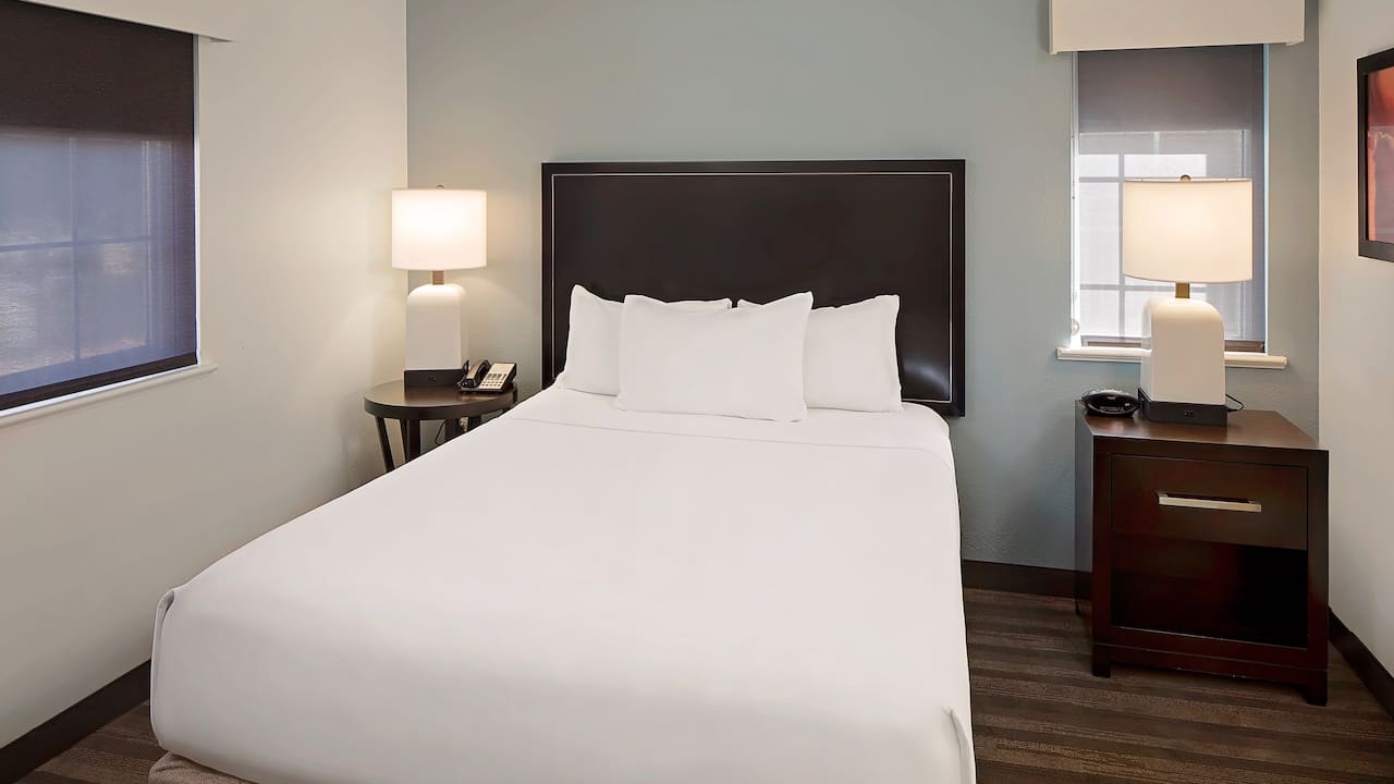 Hyatt House Dallas / Addison queen guestroom