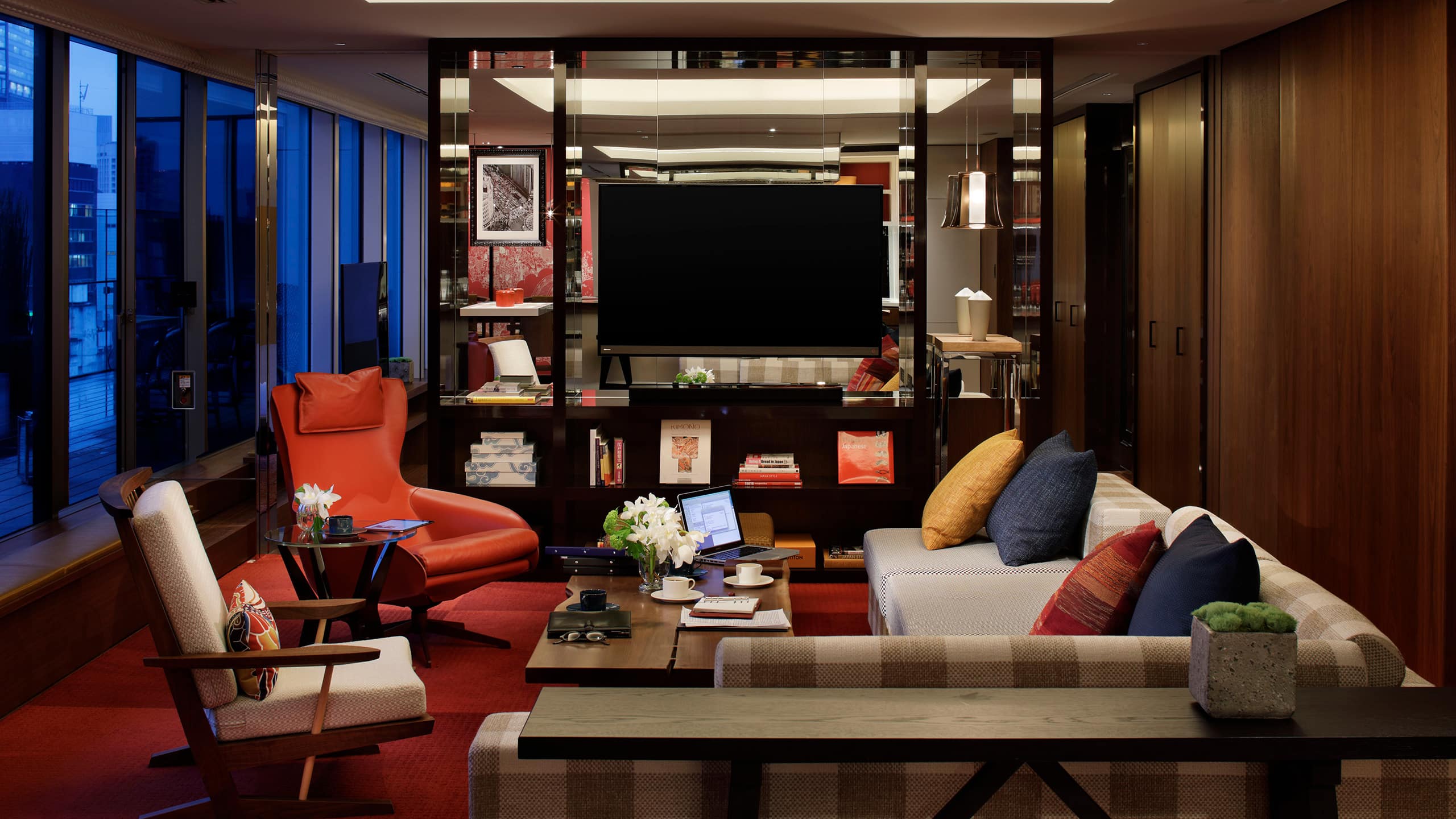2 de 9 Hyatt Centric Ginza Tokyo Namiki Suite Living Area Evening