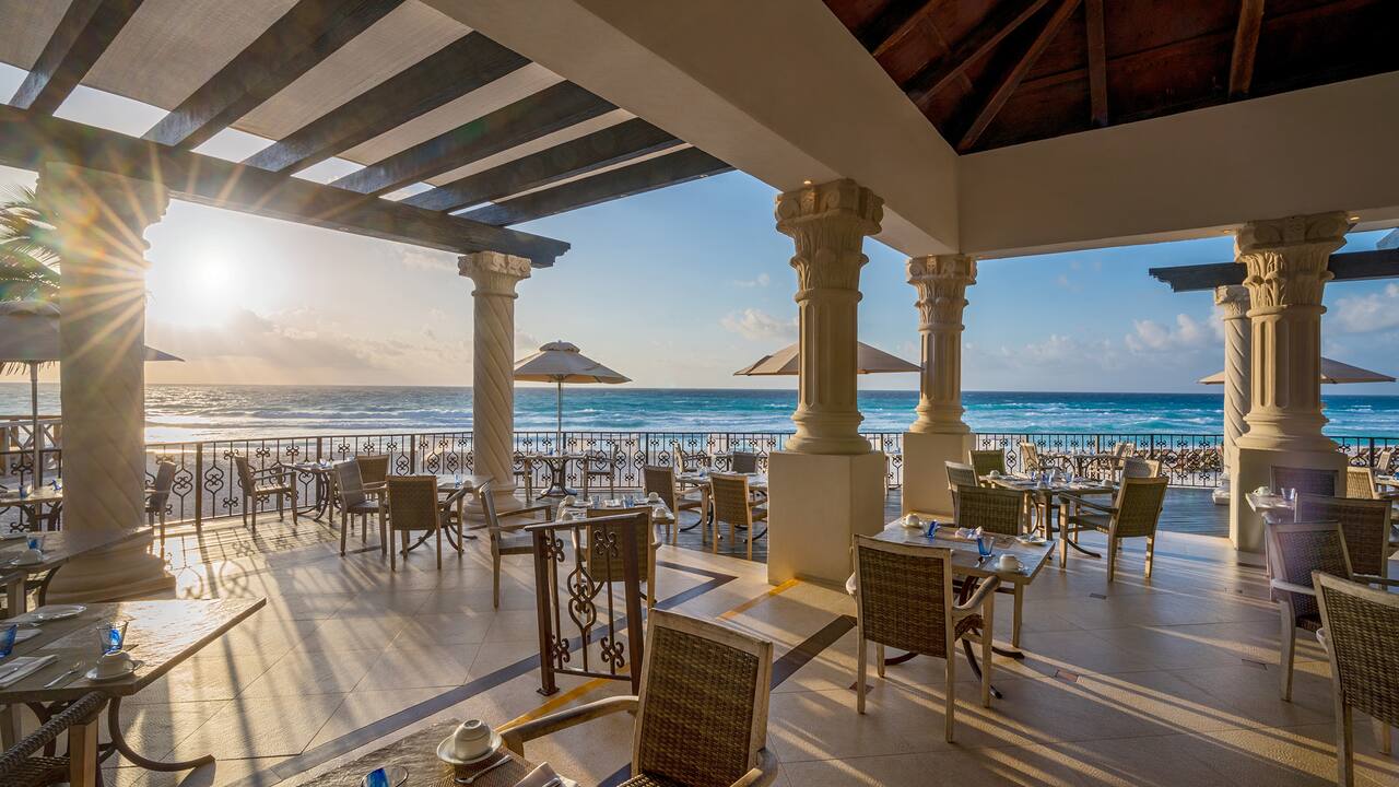 Pelicanos Outdoor Dining
