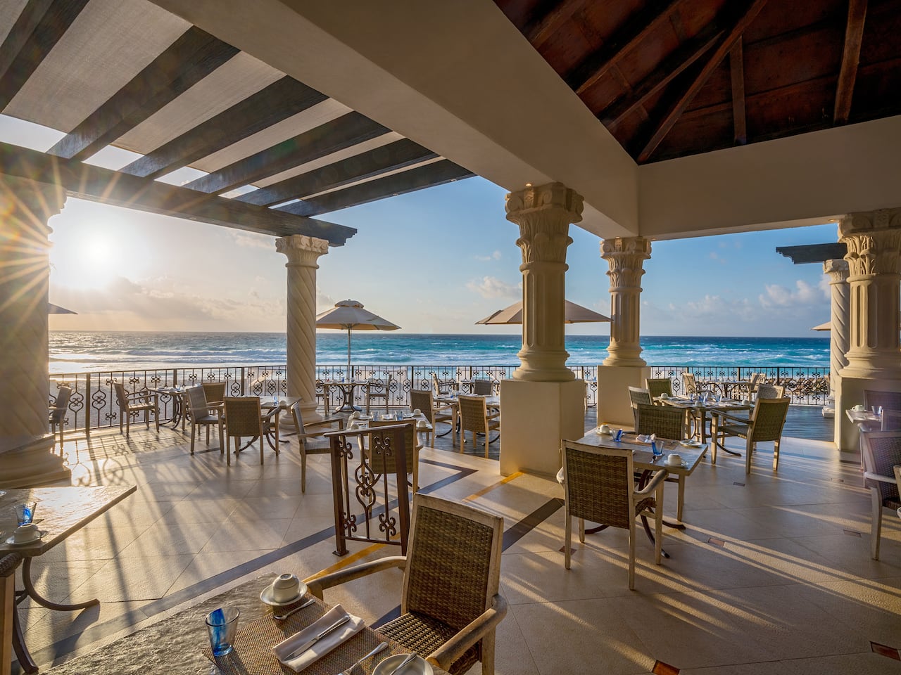 Pelicanos Outdoor Dining