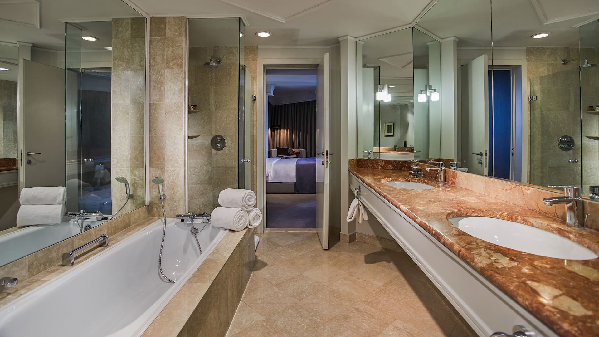 4 de 5 Hyatt Regency Belgrade Regency Suite Bathroom