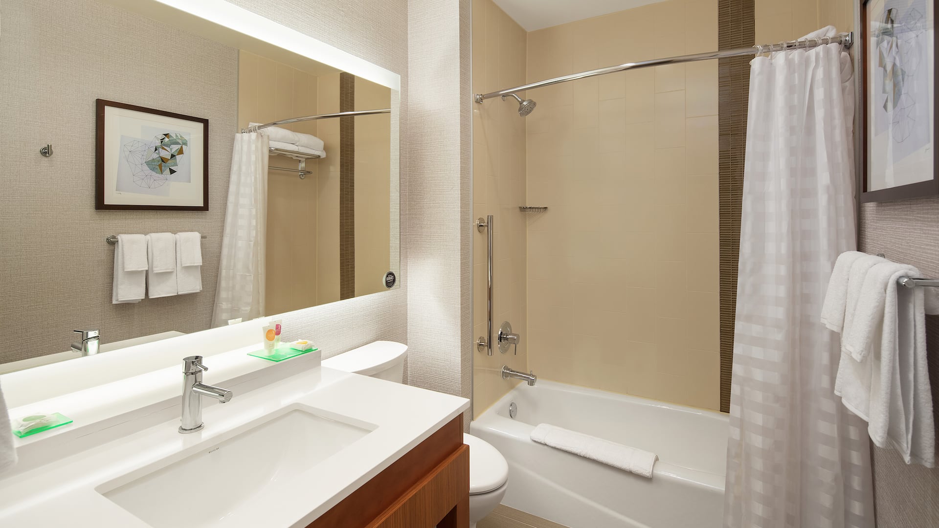Hyatt Place Oklahoma City / Bricktown Bathroom with Tub