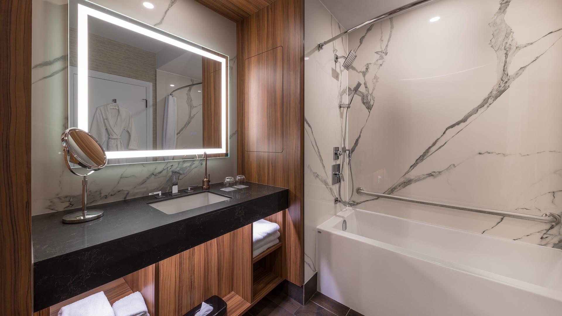3 of 4 Hyatt Regency Calgary Bathroom