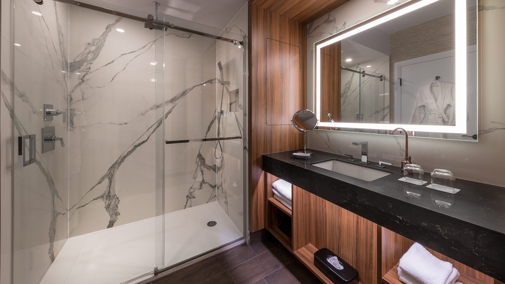 3 of 4 Hyatt Regency Calgary Bathroom