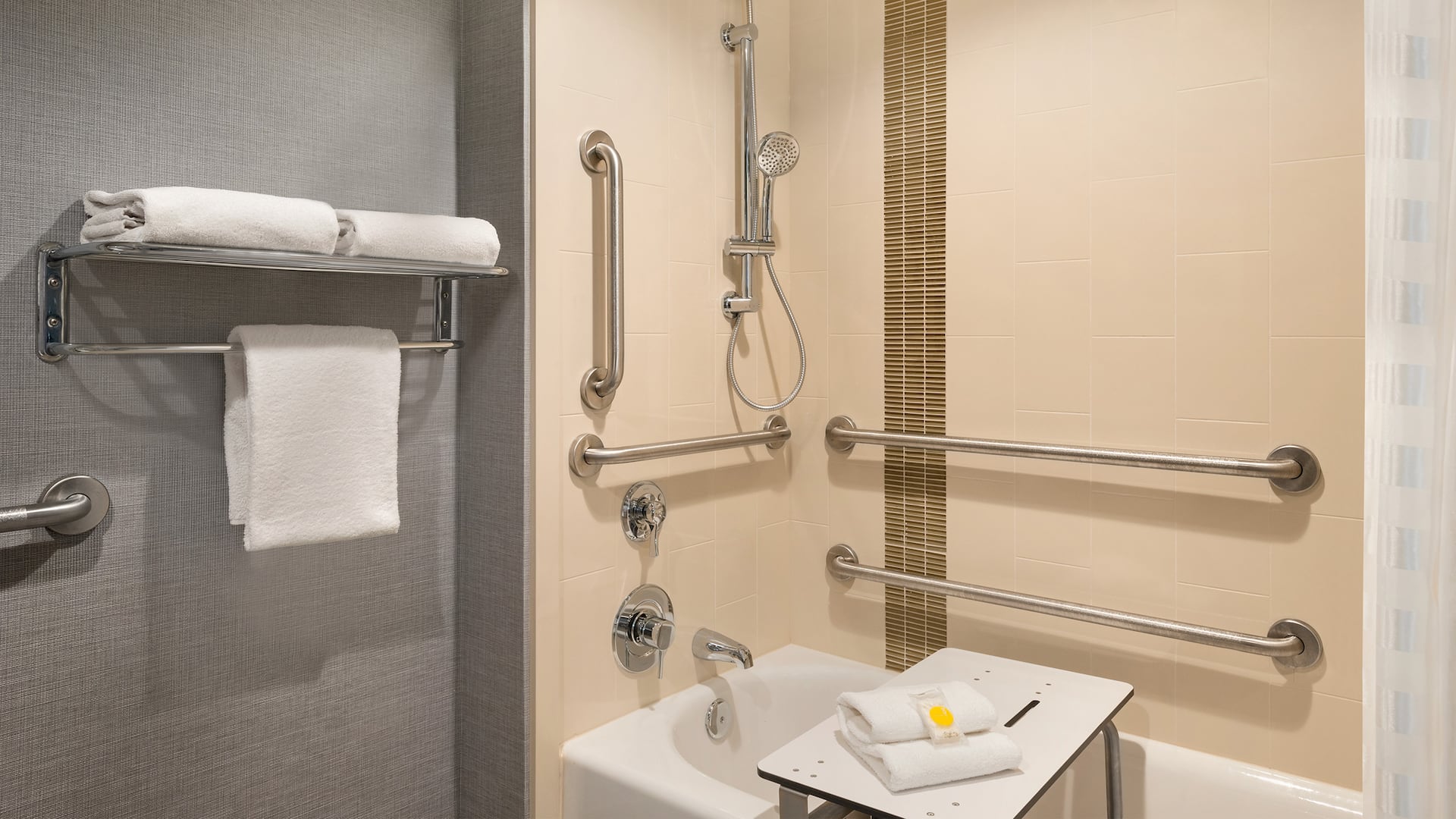 4 de 4 Hyatt Place Chicago/Schaumburg Accessible Tub