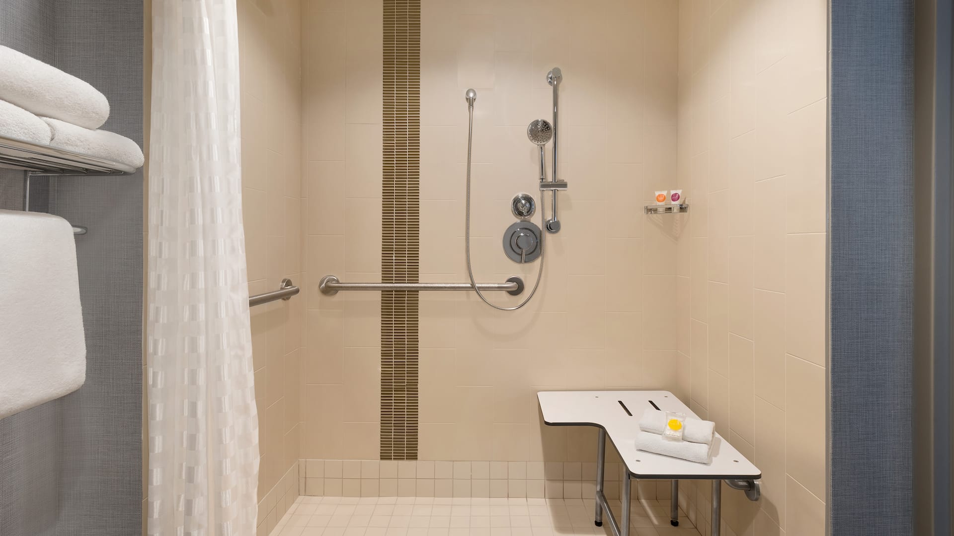 4 de 4 Hyatt Place Chicago/Schaumburg Accessible Roll In Shower