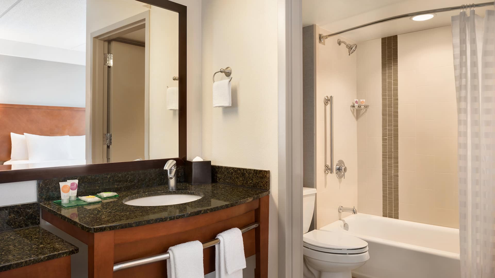 3 de 3 Hyatt Place Chicago/Schaumburg Guest Bathroom