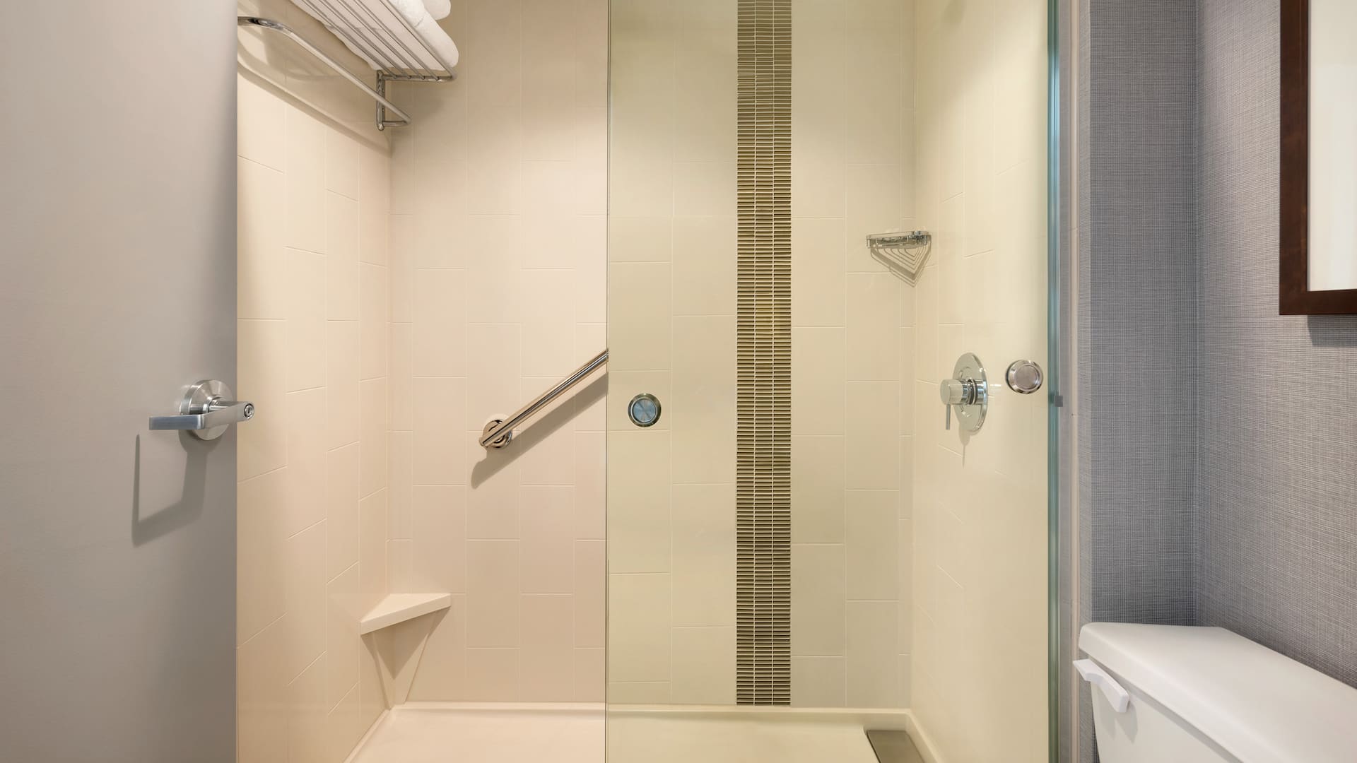 4 de 4 Hyatt Place Chicago/Schaumburg Guest Bathroom