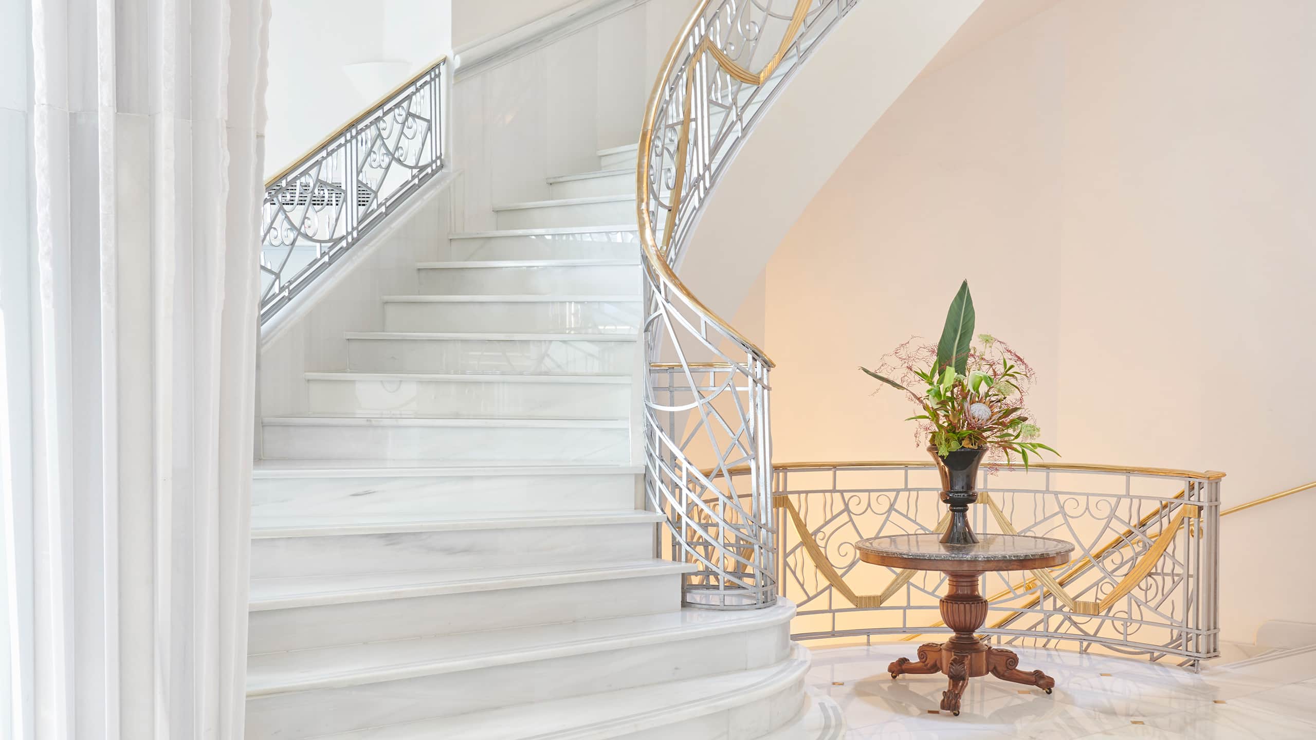 Hyatt Centric Gran Via Madrid Escaleras Flores