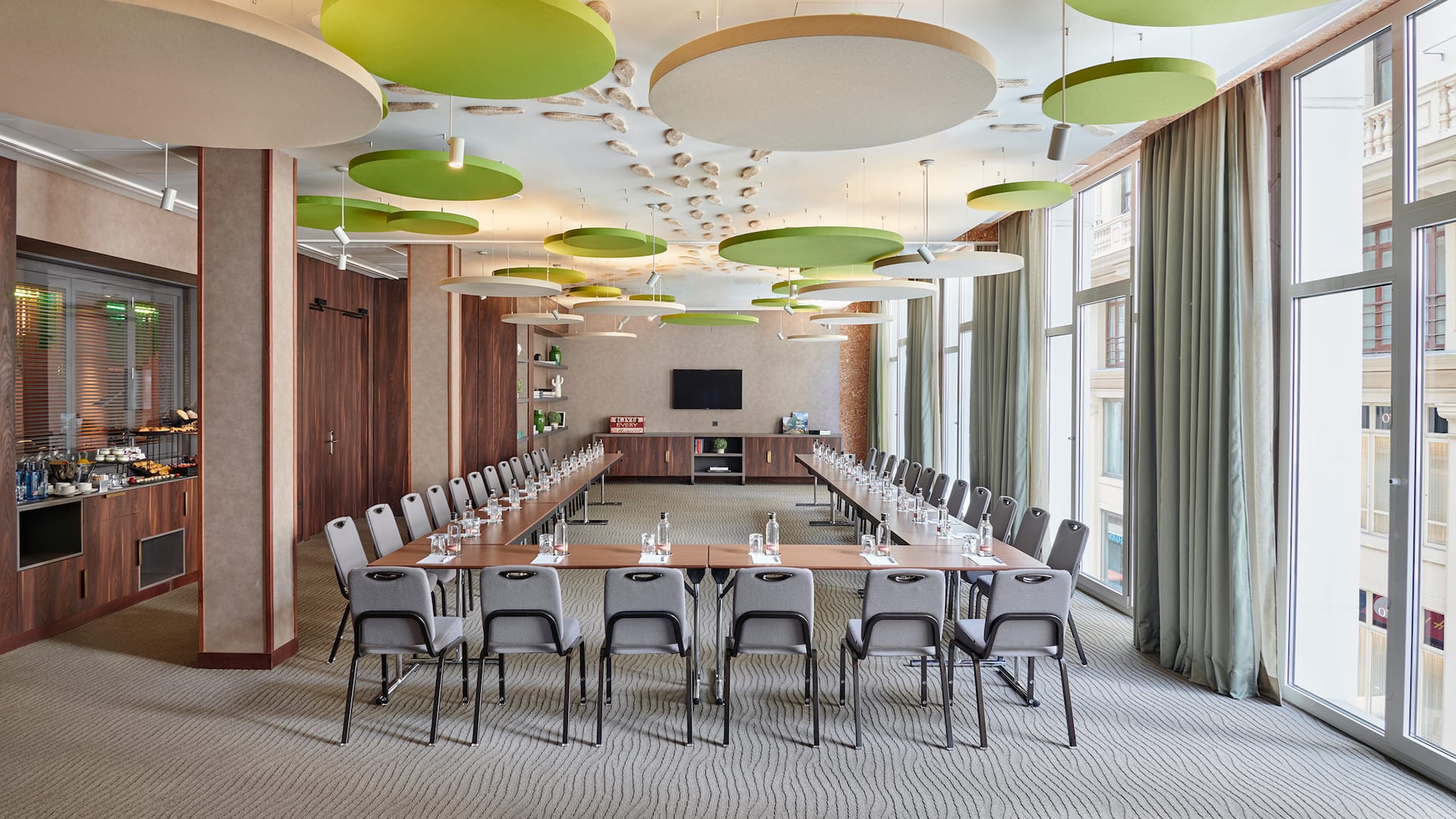 1 de 2 Hyatt Centric Gran Via Madrid U Shape Broad