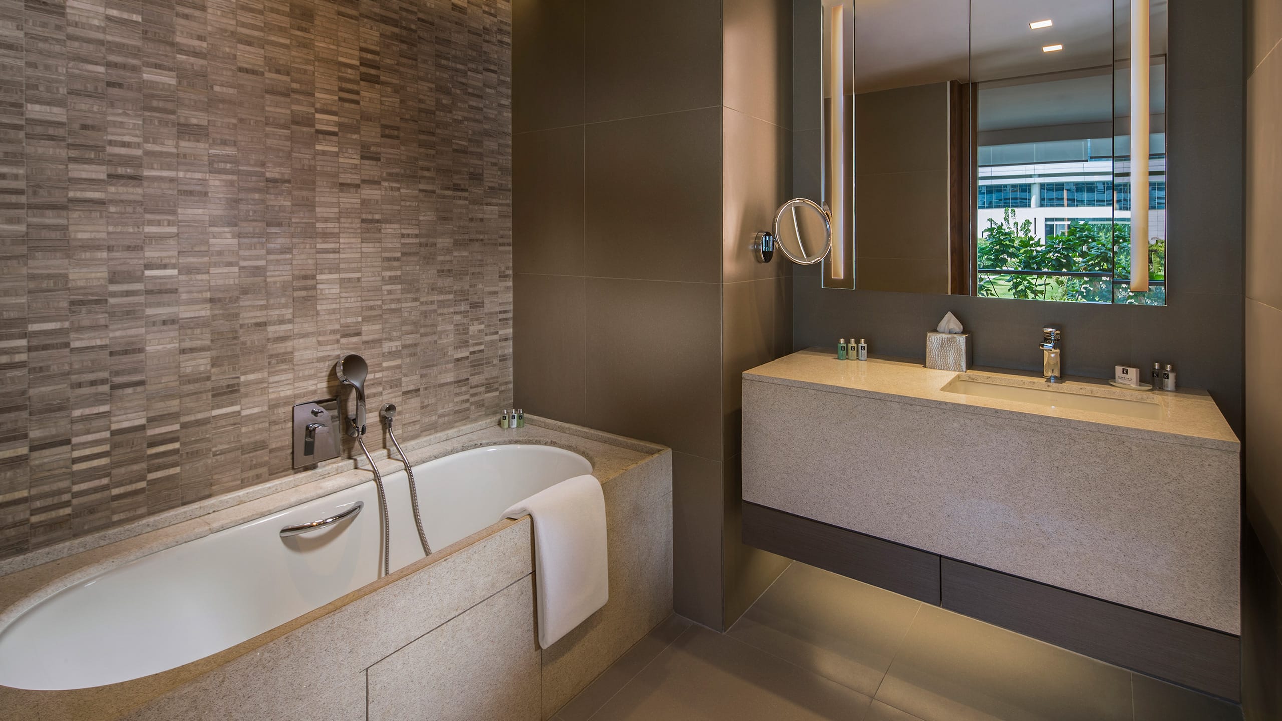 4 de 5 Andaz Delhi Townhouse Bathroom