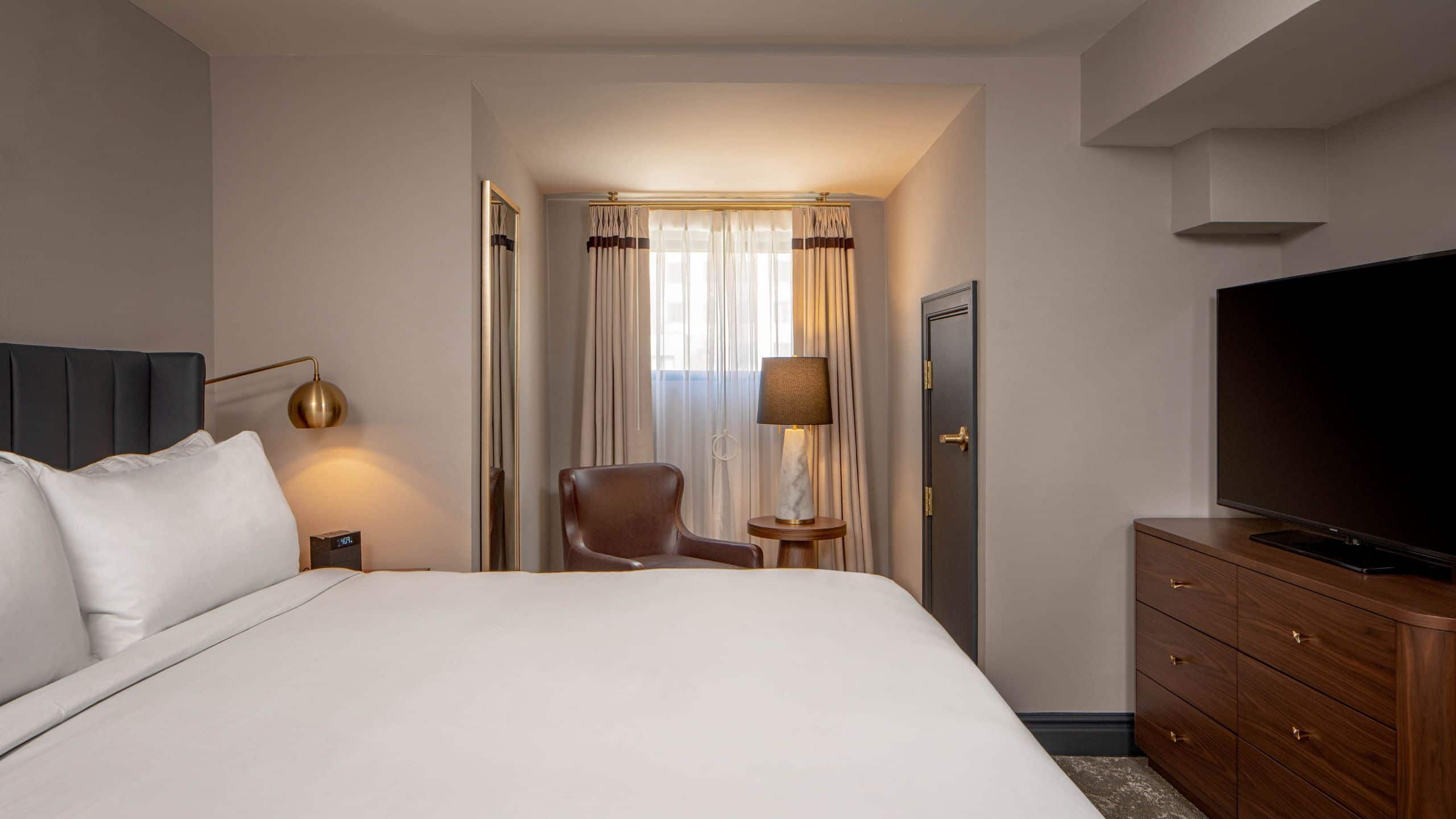 第 2，共 3 The Eliza Jane Atrium ADA King Suite Bedroom