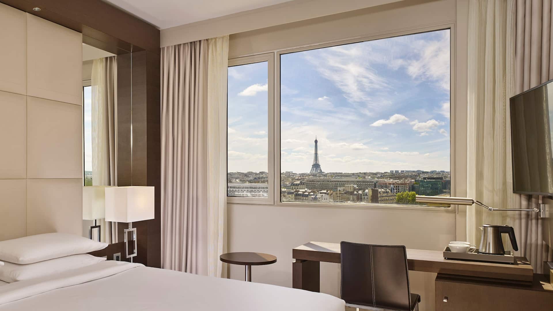 4 de 5 Hyatt Regency Paris Étoile Eiffel Tower View Standard