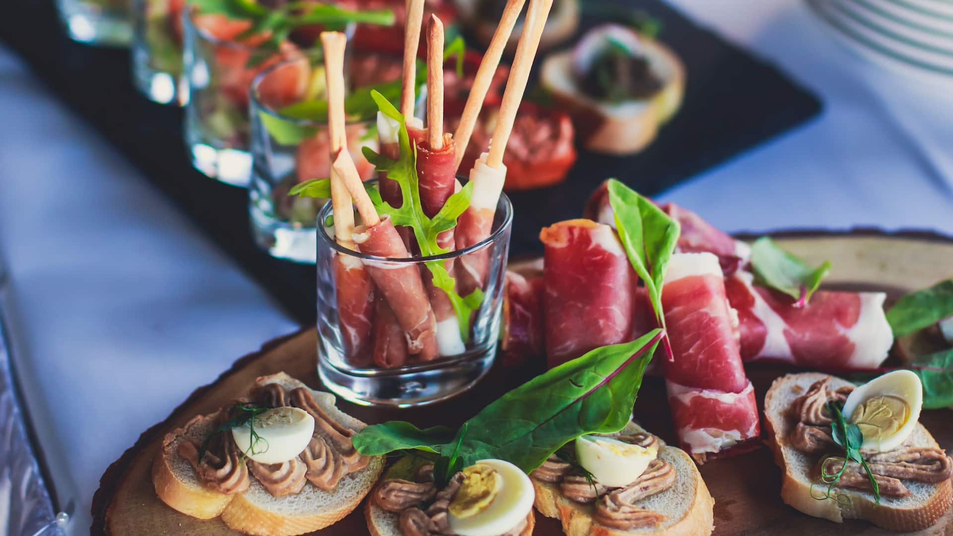 2 из 3 Grand Hyatt Berlin Catering Canape Getty