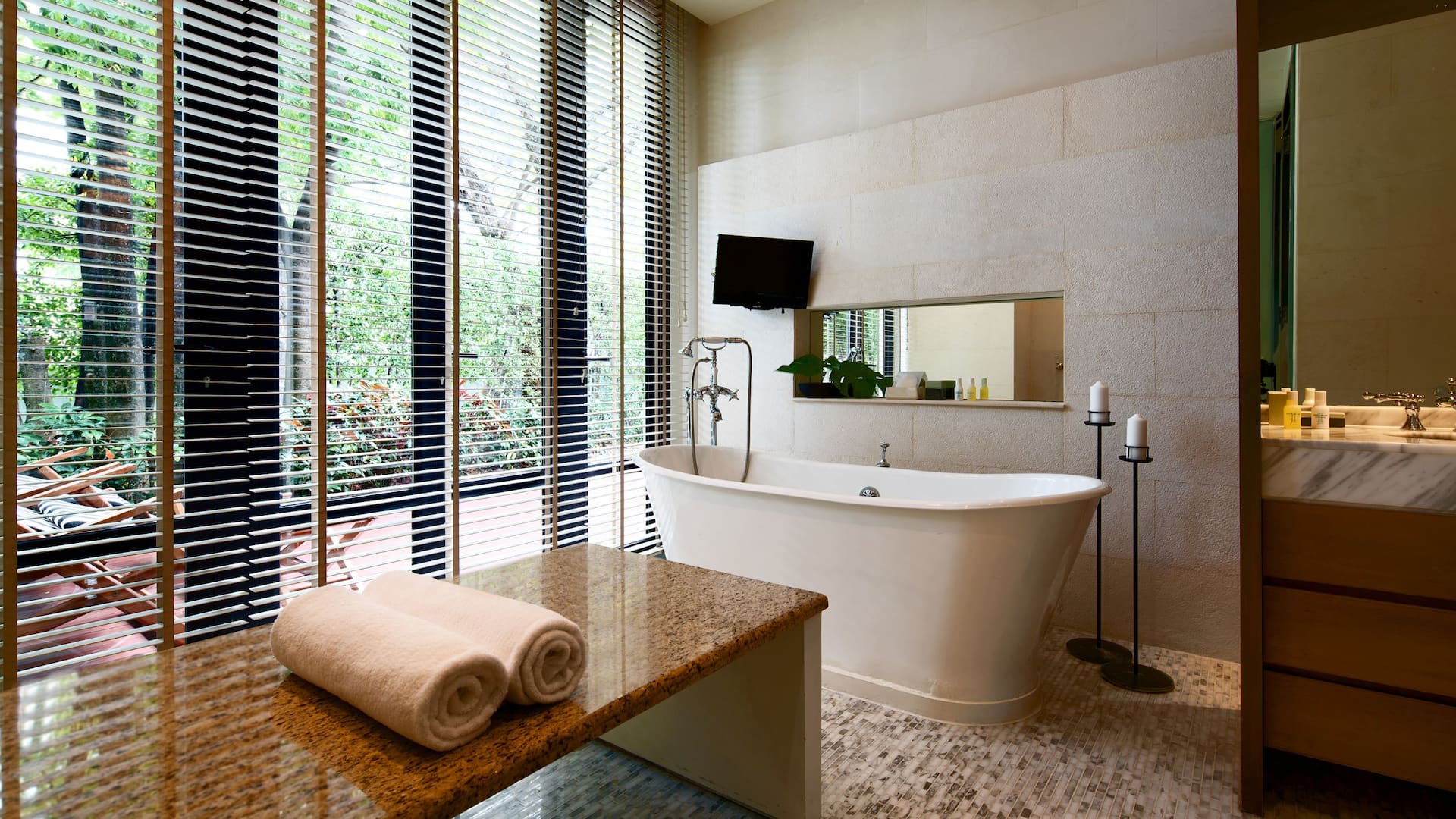 4 of 9 Spa Cottage Bathtub