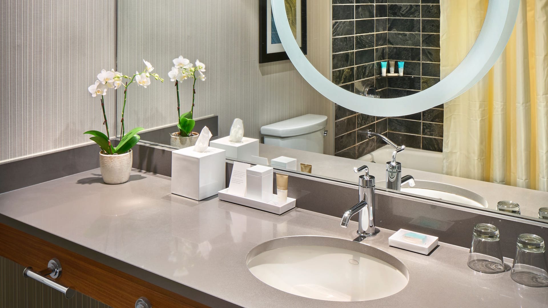 3 von 4 Hyatt Regency Vancouver Bathroom