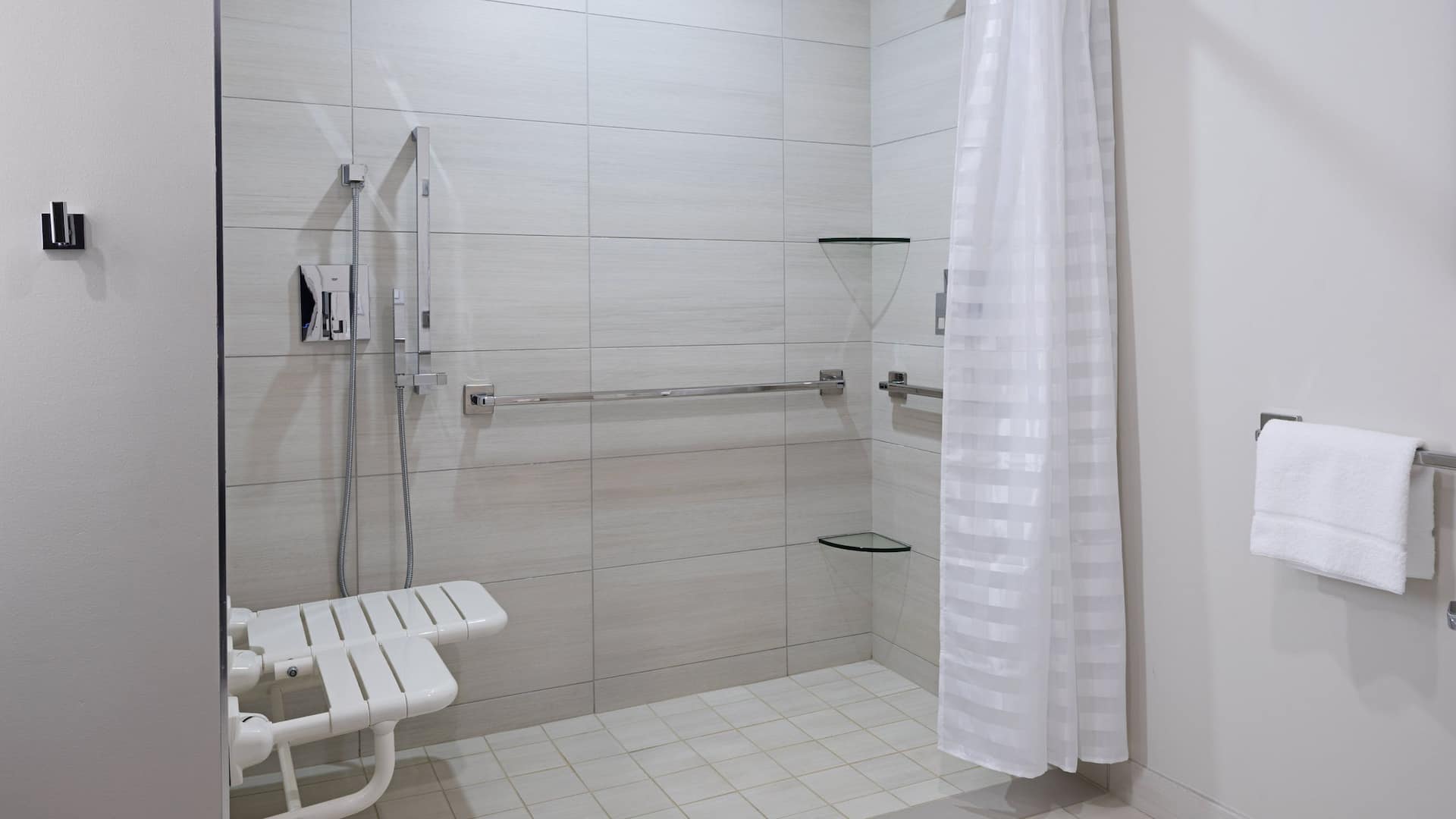 4 de 4 Hyatt House Jersey City ADA Shower