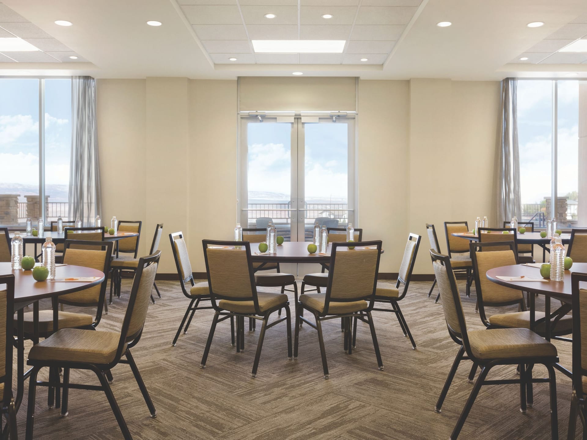 Hyatt Place Page / Lake Powell Meeting Space Rounds