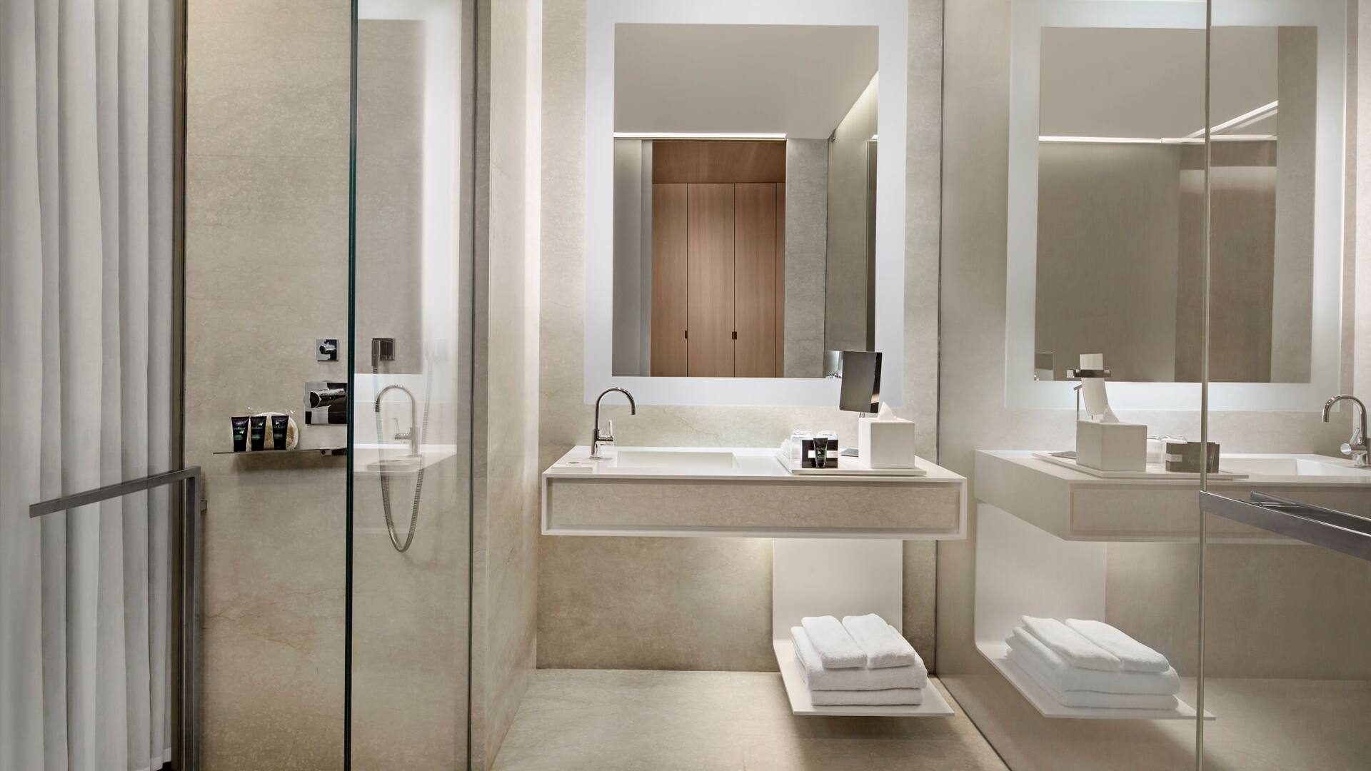2 / 4 Hyatt Centric Levent Istanbul King Room Bath