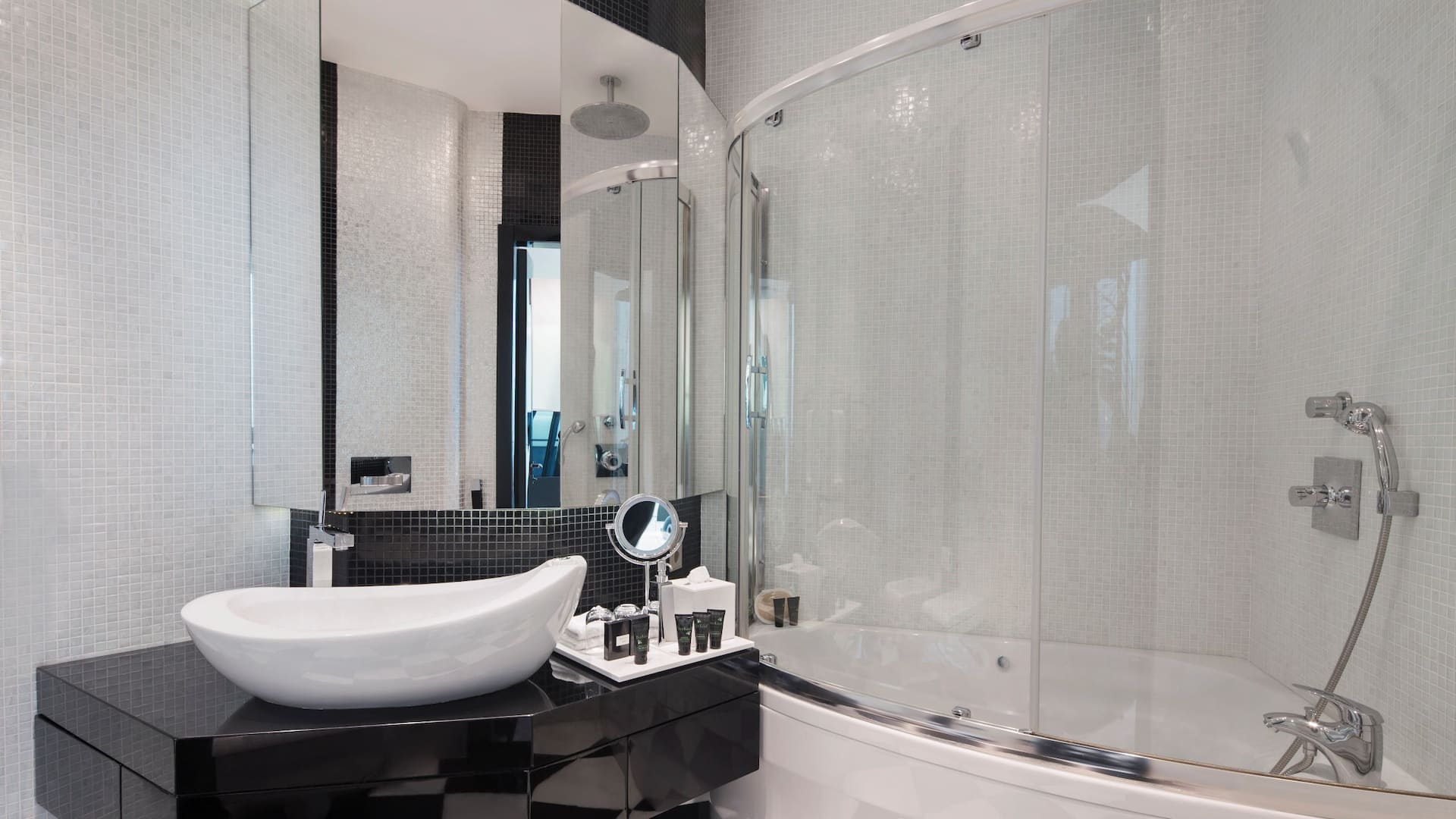 5 / 5 Hyatt Centric Levent Istanbul Crown Suite Bath