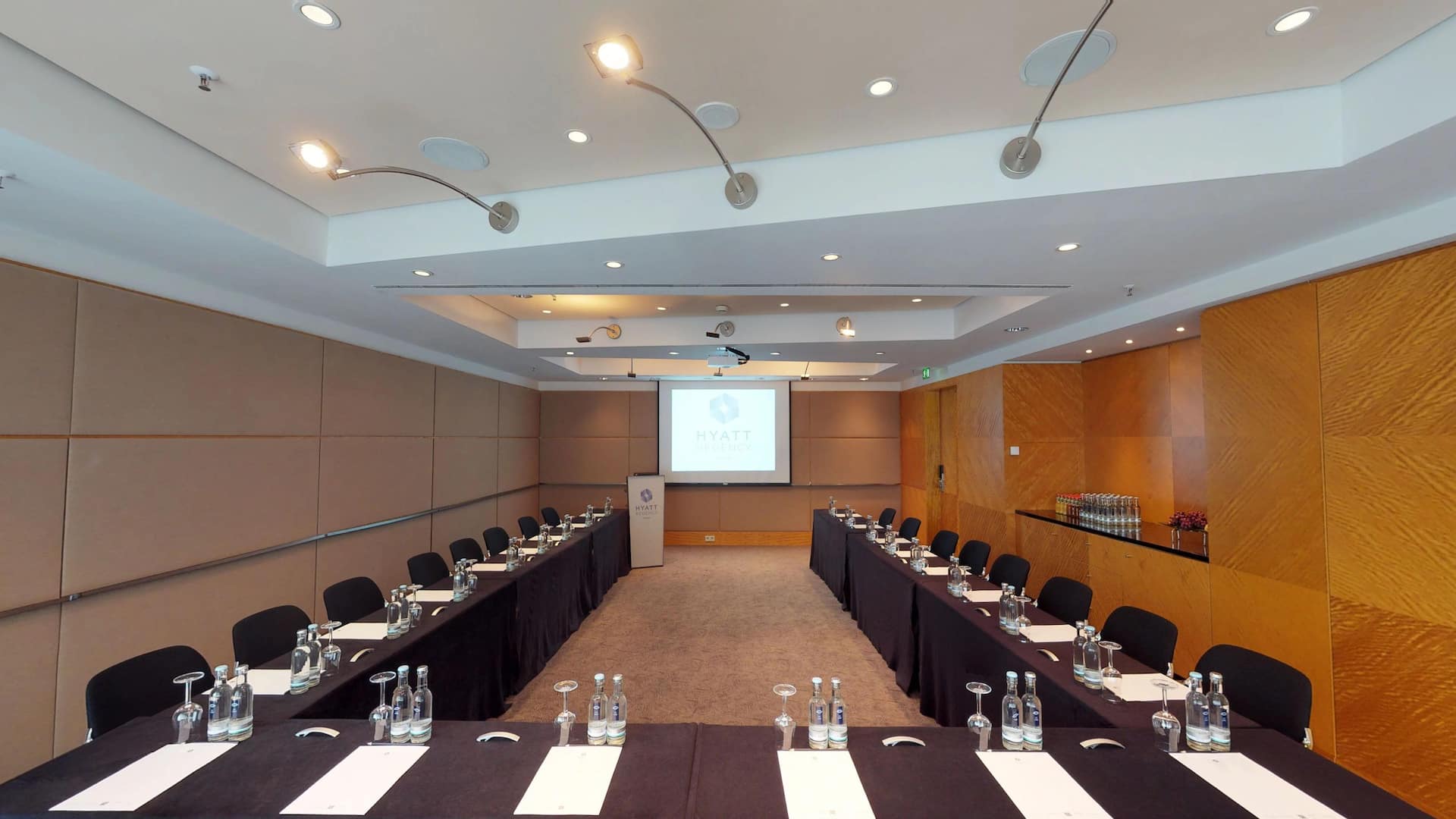 5 of 5 U-Form Bestuhlung Tagungsraum Hyatt Regency Mainz