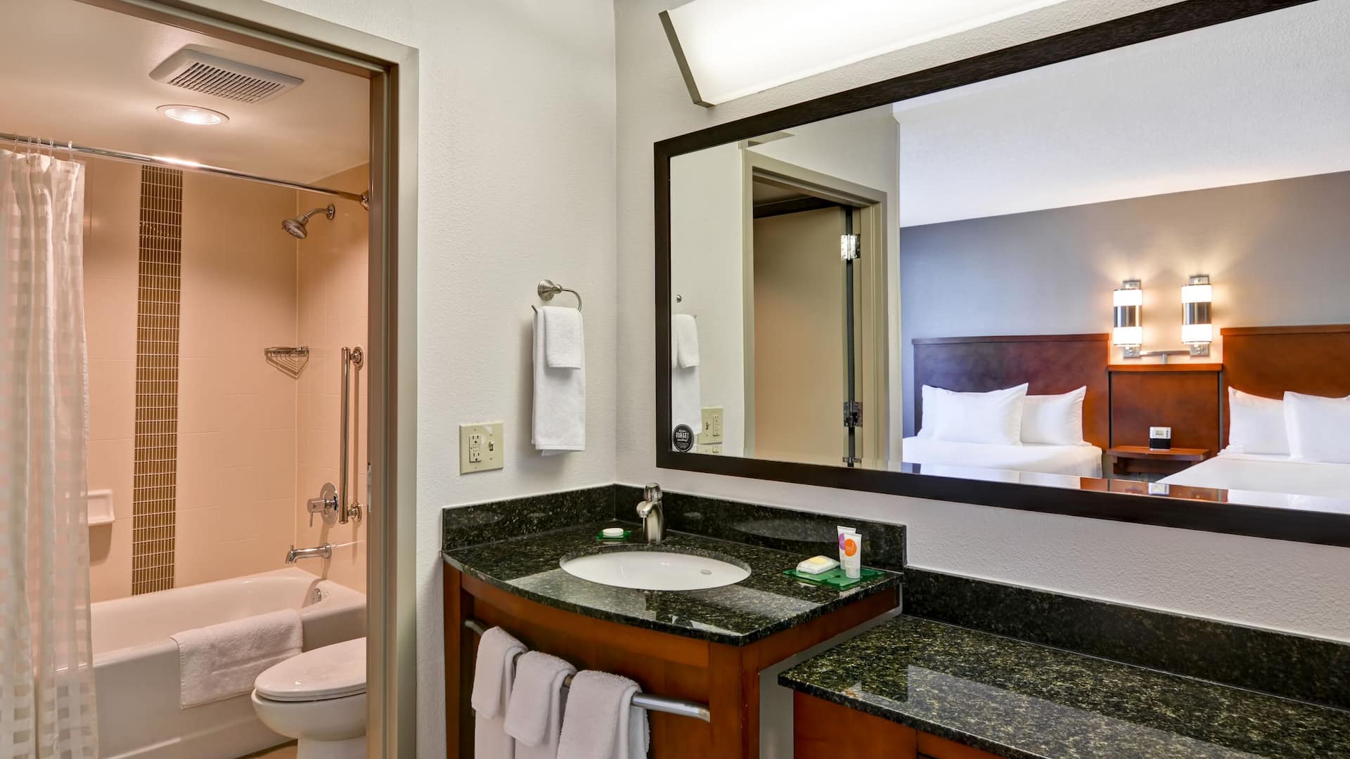 3 of 3 Hyatt Place Memphis/Wolfchase Galleria Tub