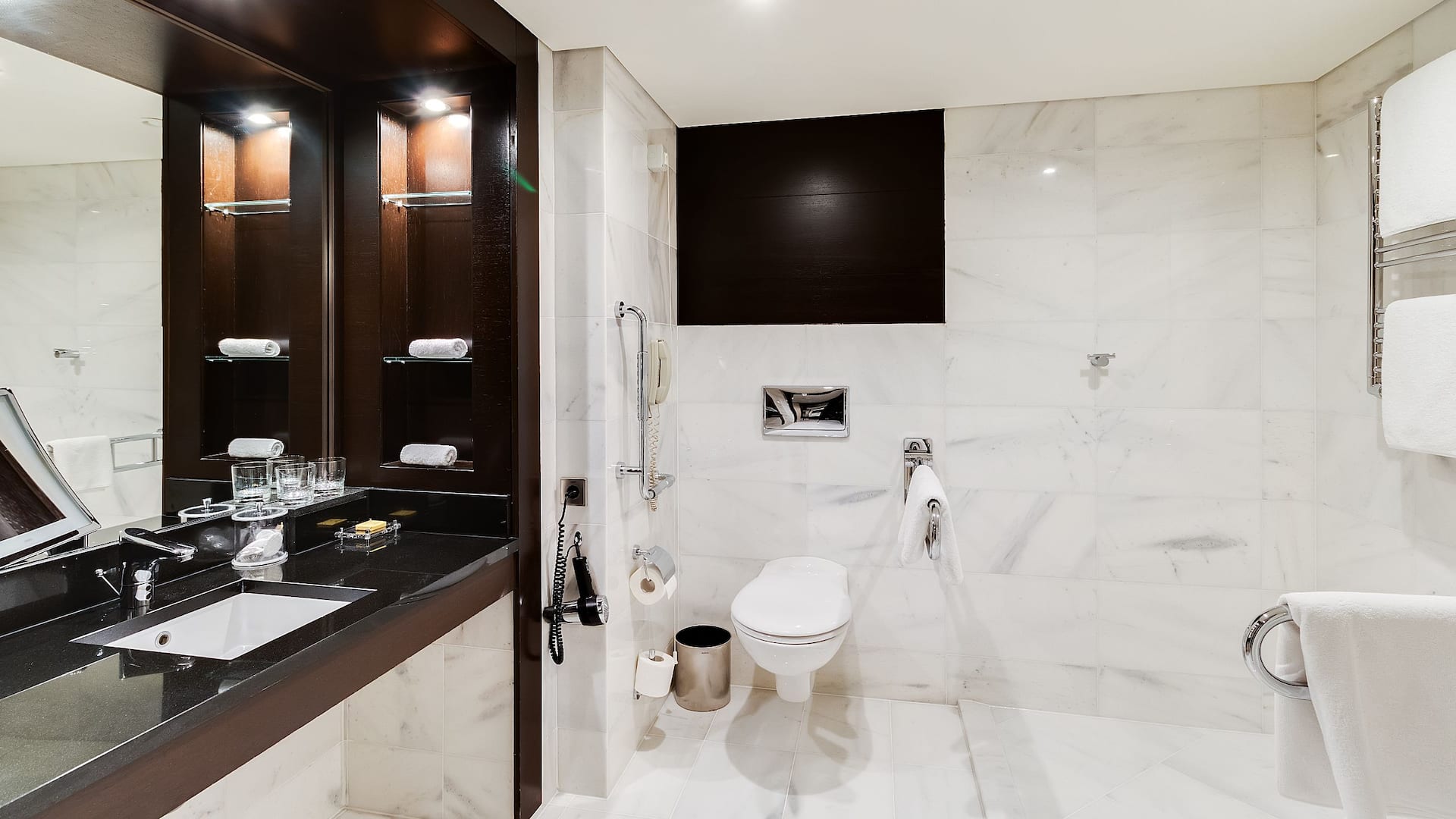 4/6 Hyatt Regency Kyiv Twin Accessible Bathroom