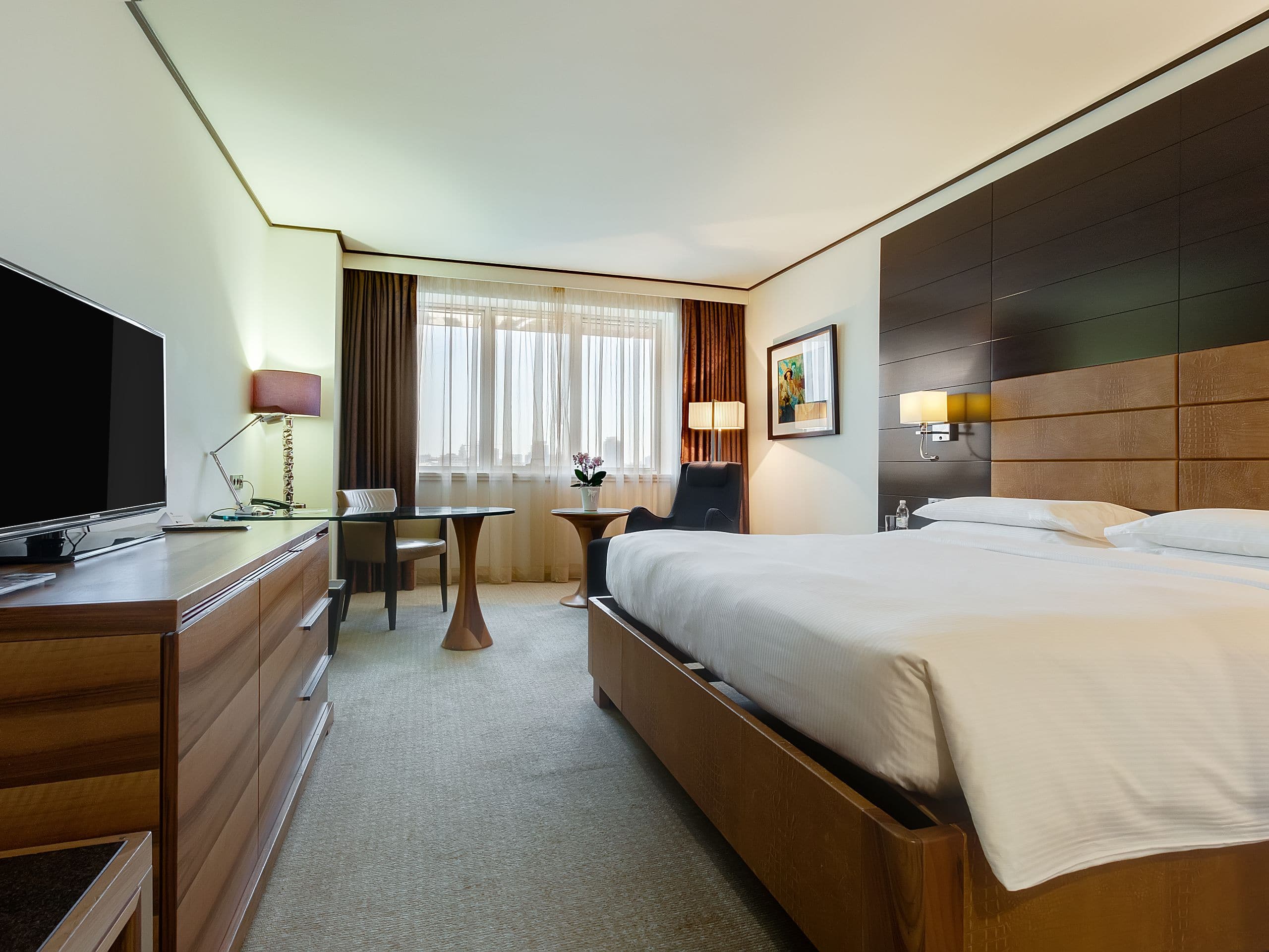 Spacious rooms and suites with scenic Kiev city views | Hyatt Regency Kyiv