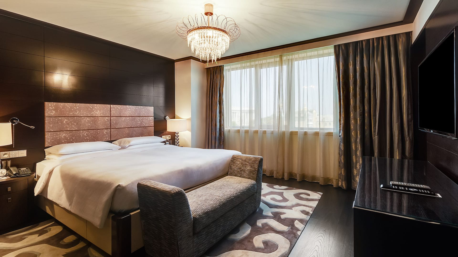 Hyatt Regency Kyiv Executive Suite Bedroom