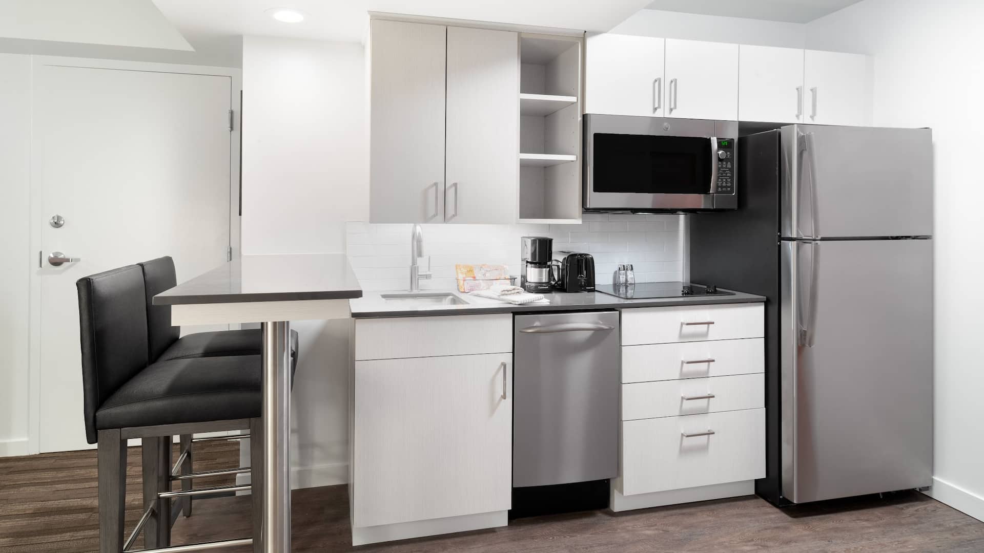 4/8 Hyatt House White Plains One Bedroom Kitchen