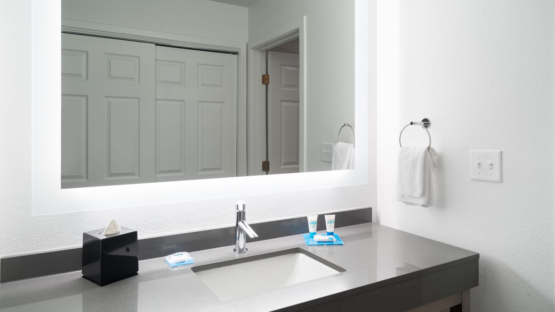 2/8 Hyatt House White Plains One Bedroom Guest Bathroom