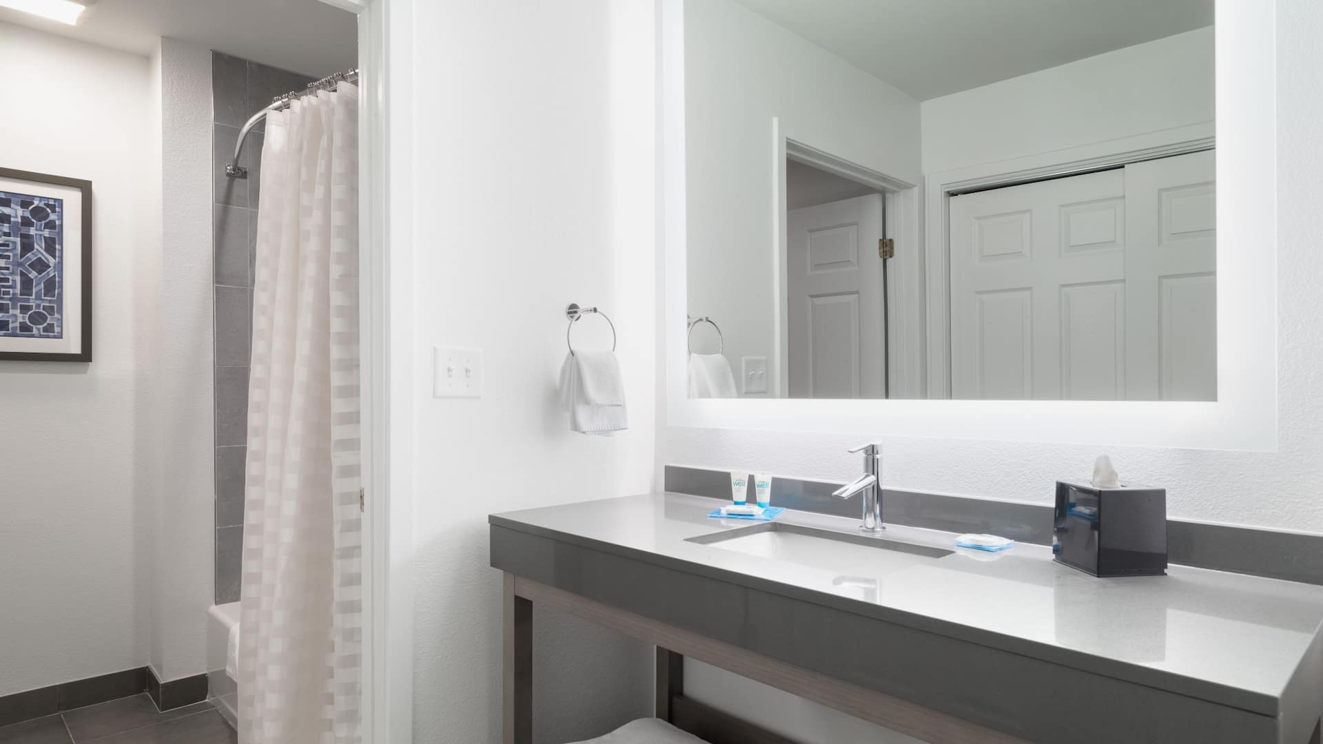 6/8 Hyatt House White Plains Two Bedroom Guest Bathroom