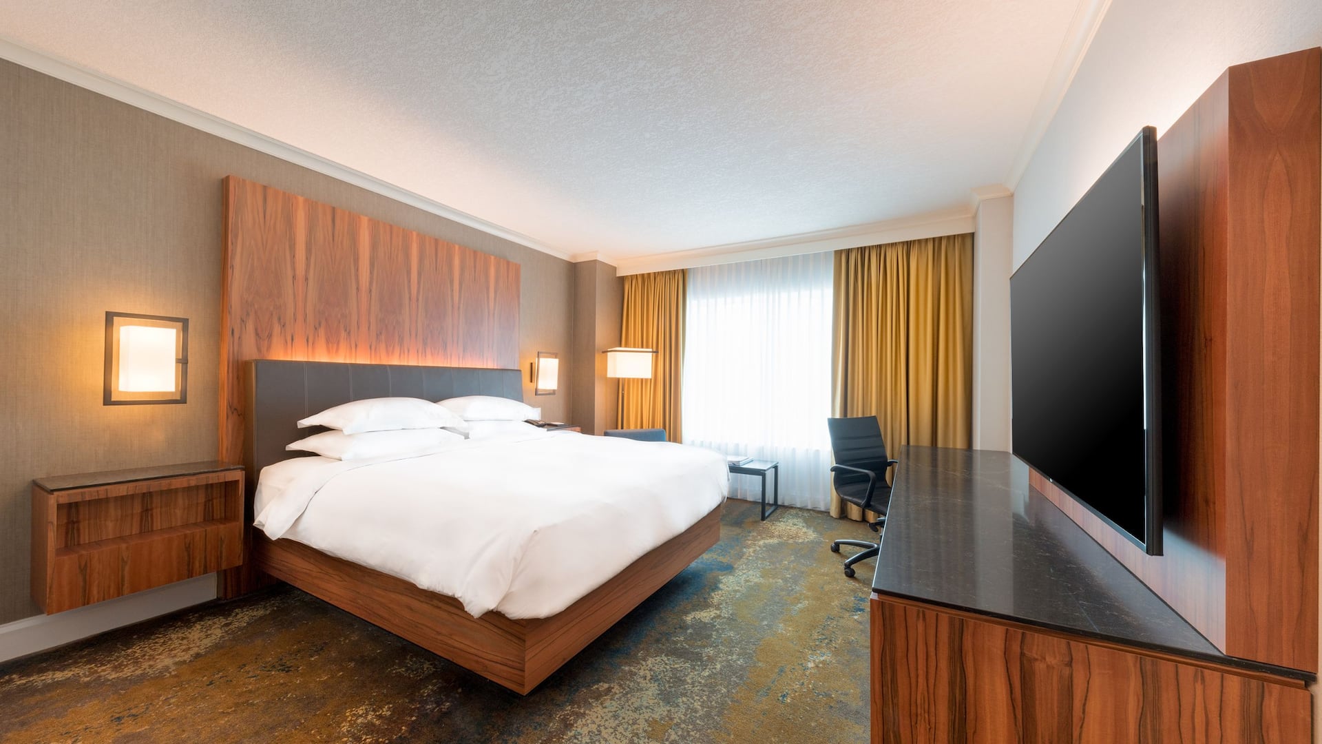 Hyatt Regency Calgary King Room Day