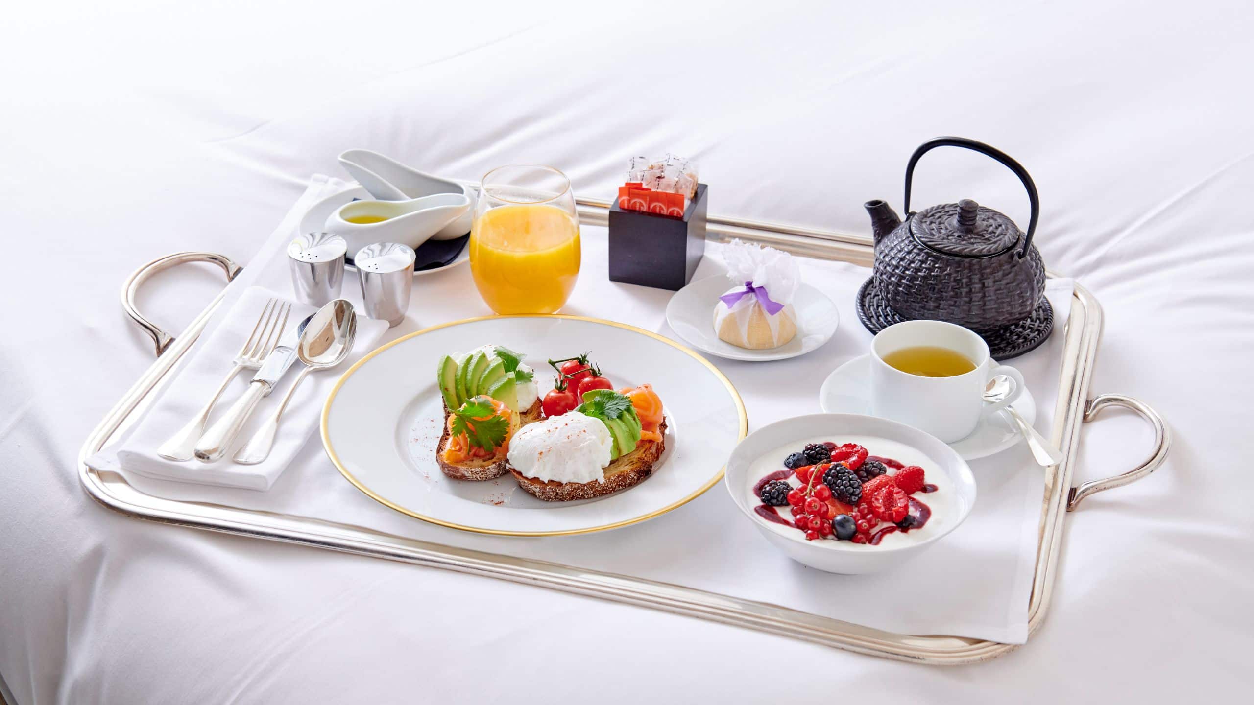 第 4，共 4 Hyatt Paris Madeleine Room Service Breakfast Platter Bed