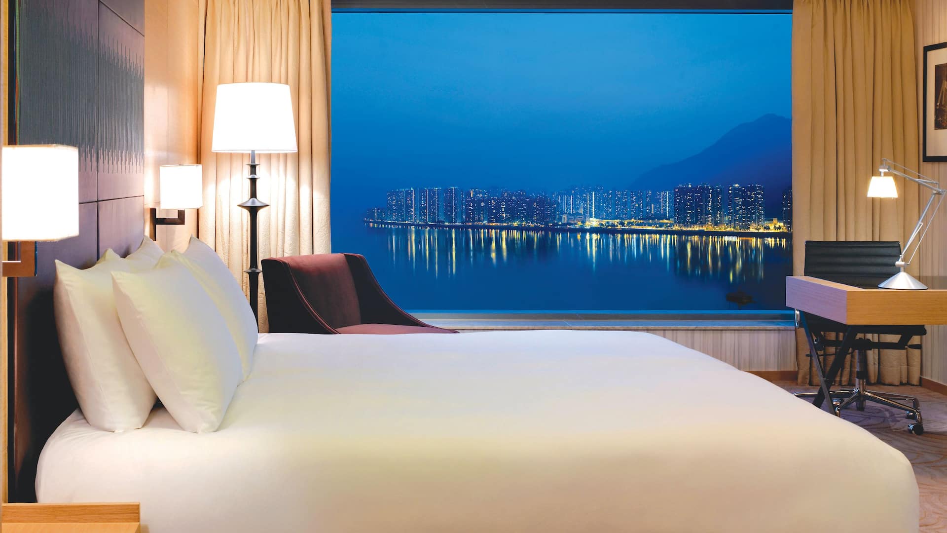 1/3 Hyatt Regency Hong Kong, Sha Tin Regency Executive Suite Bedroom
