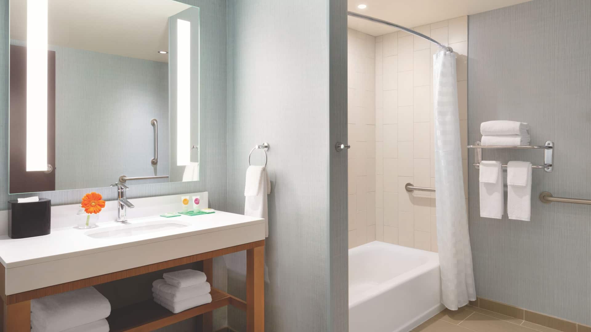 2/2 Hyatt Place Niagara Falls Accessible Bathroom