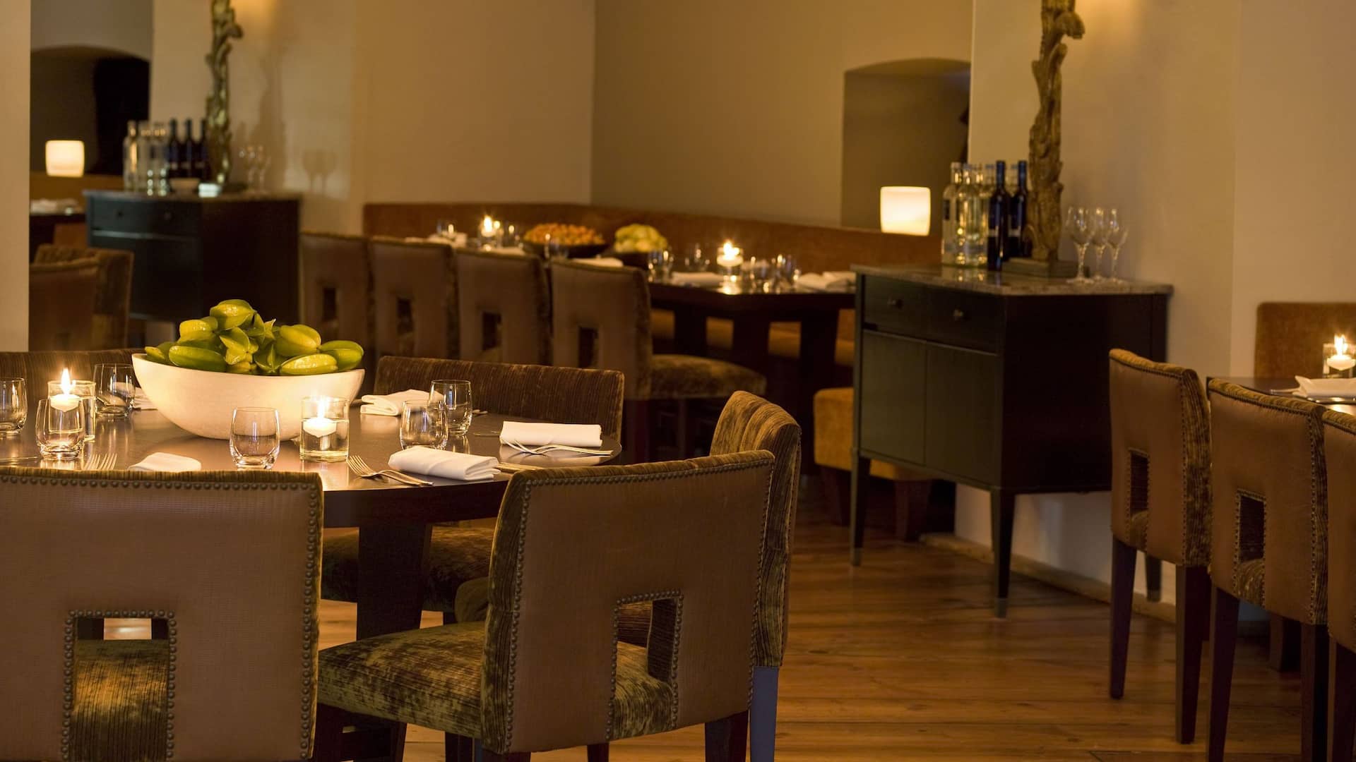 5 von 8 Hyatt Regency Mainz Palatorium Tables Vert