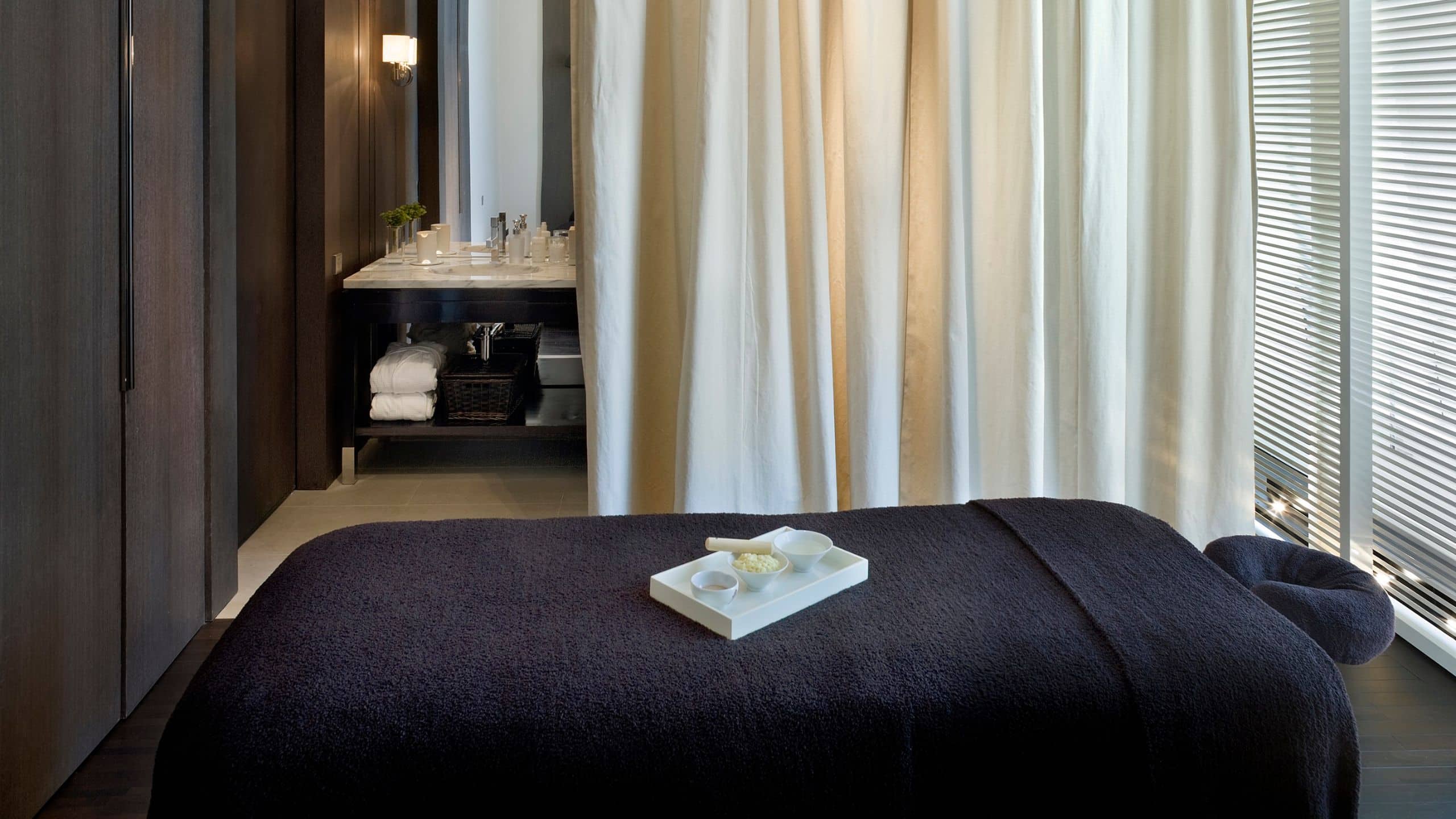 Park Hyatt Shanghai 85 Waters Edge Spa Room