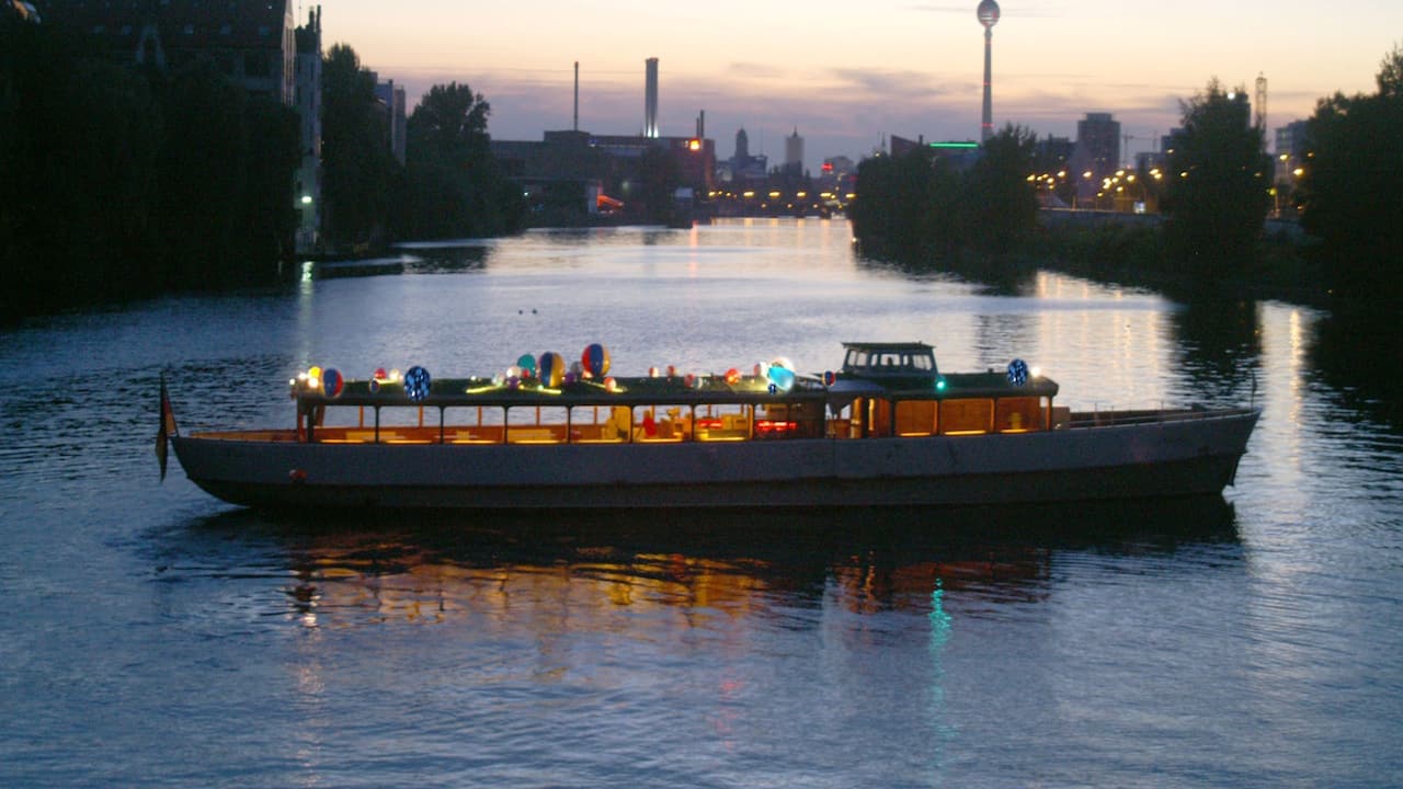 Boot auf der Spree bei Abenddämmerung und Berliner Fernsehturm im Hintergrund
